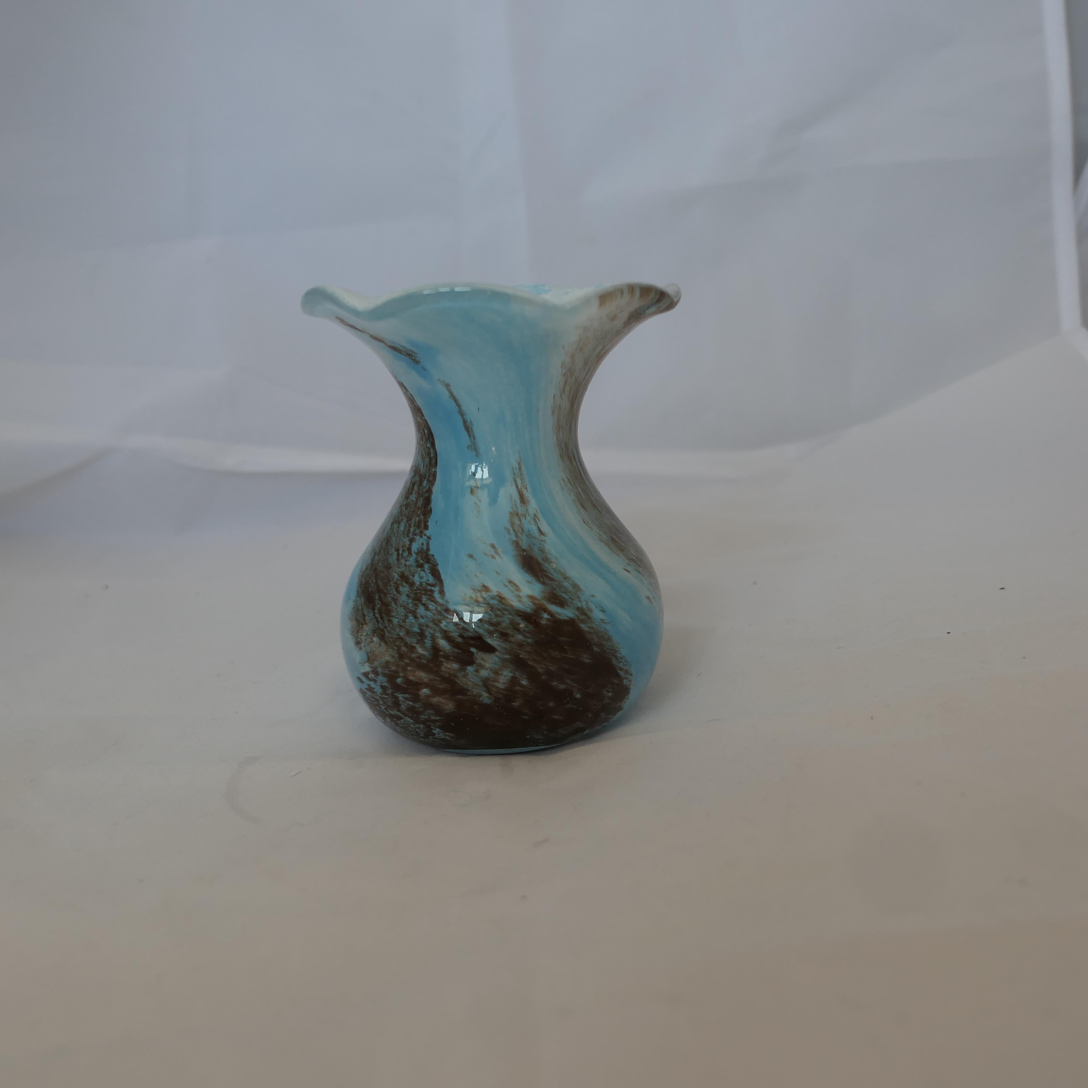 Vaso vittoriano soffiato a mano a forma di posy blu

Un delizioso esempio di vaso di fiori vittoriano, questo è in blu e grigio.
Senza schegge o crepe
Il vaso è alto 4