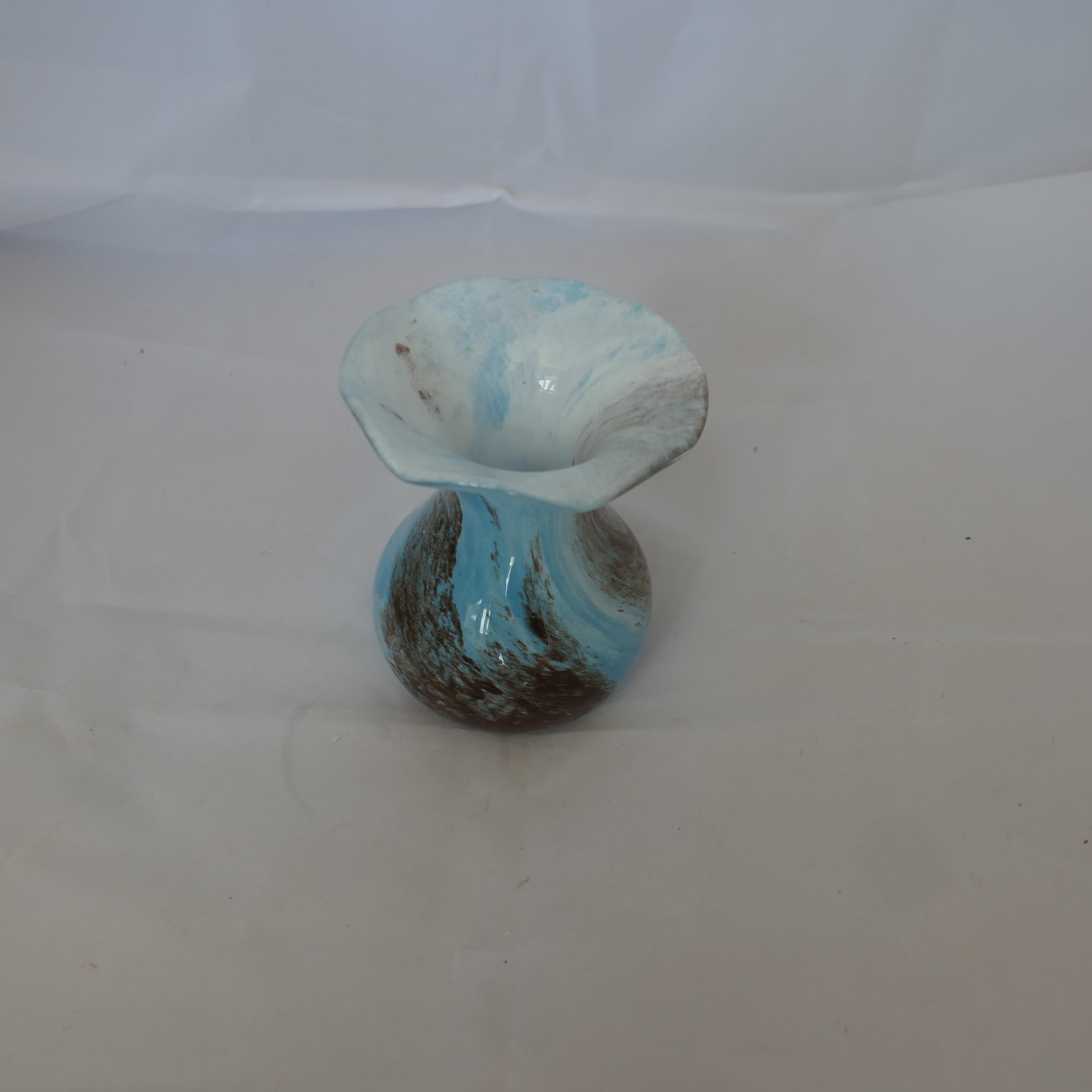 Vittoriano Vaso vittoriano soffiato a mano a forma di posy blu  Un delizioso vaso di pose vittoriano in vendita