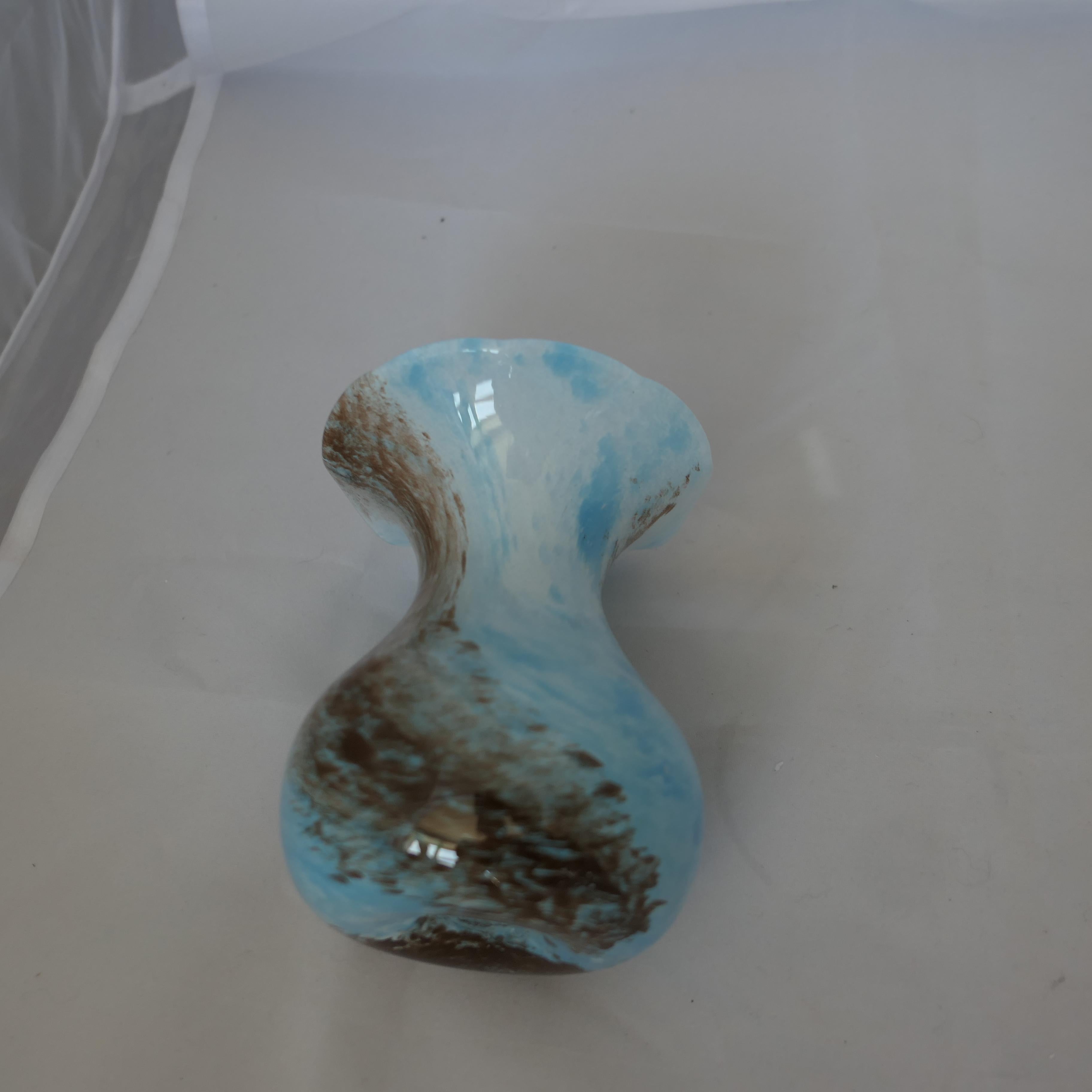 XIX secolo Vaso vittoriano soffiato a mano a forma di posy blu  Un delizioso vaso di pose vittoriano in vendita