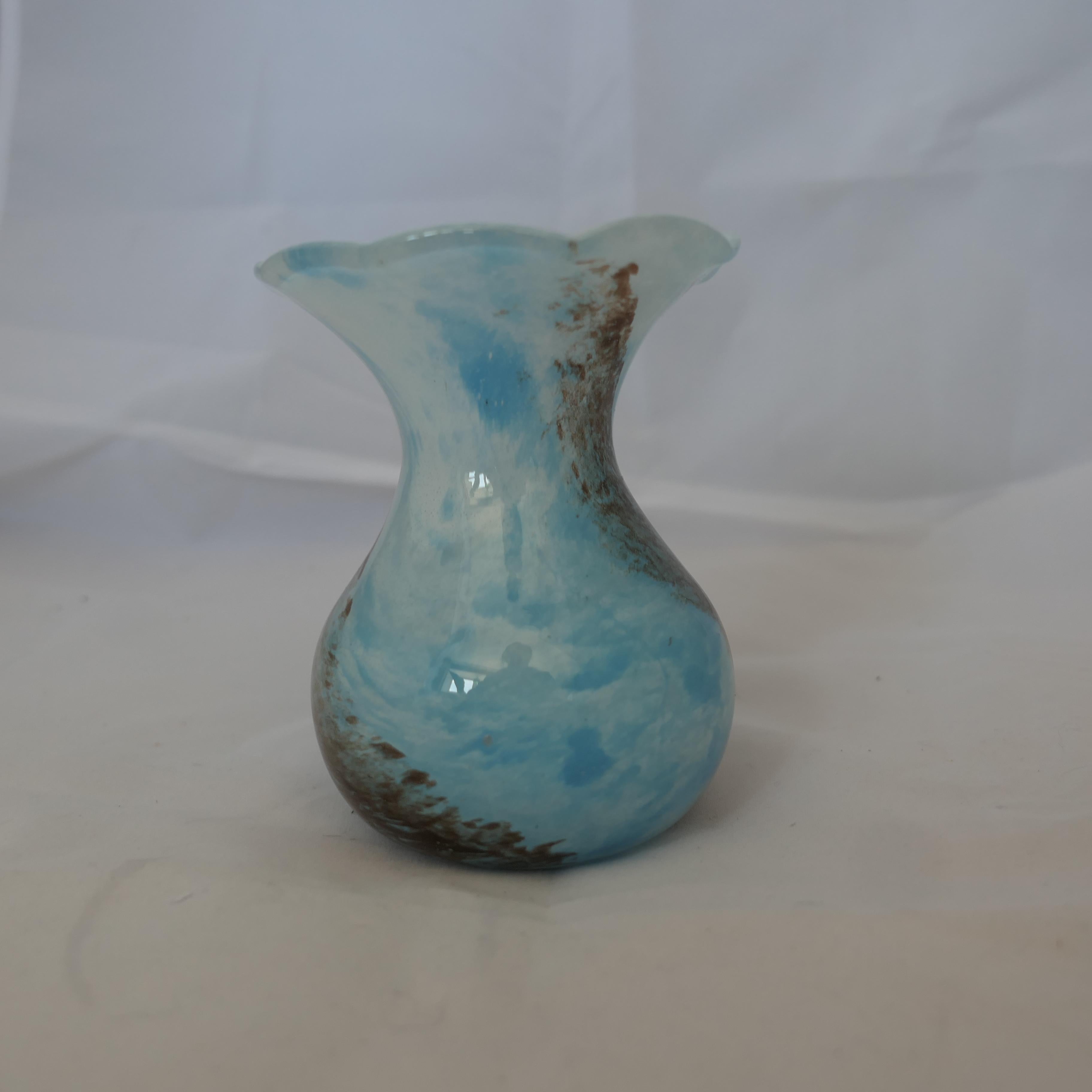 Vetro soffiato Vaso vittoriano soffiato a mano a forma di posy blu  Un delizioso vaso di pose vittoriano in vendita