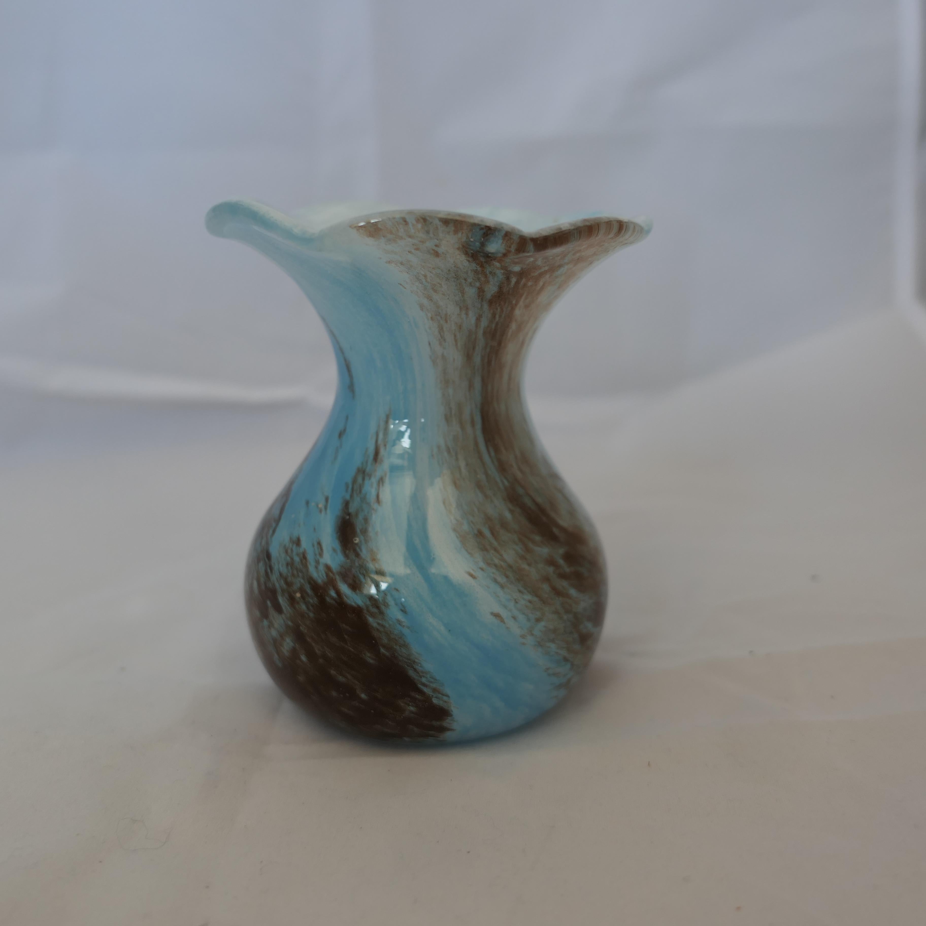 Vaso vittoriano soffiato a mano a forma di posy blu  Un delizioso vaso di pose vittoriano in vendita 1
