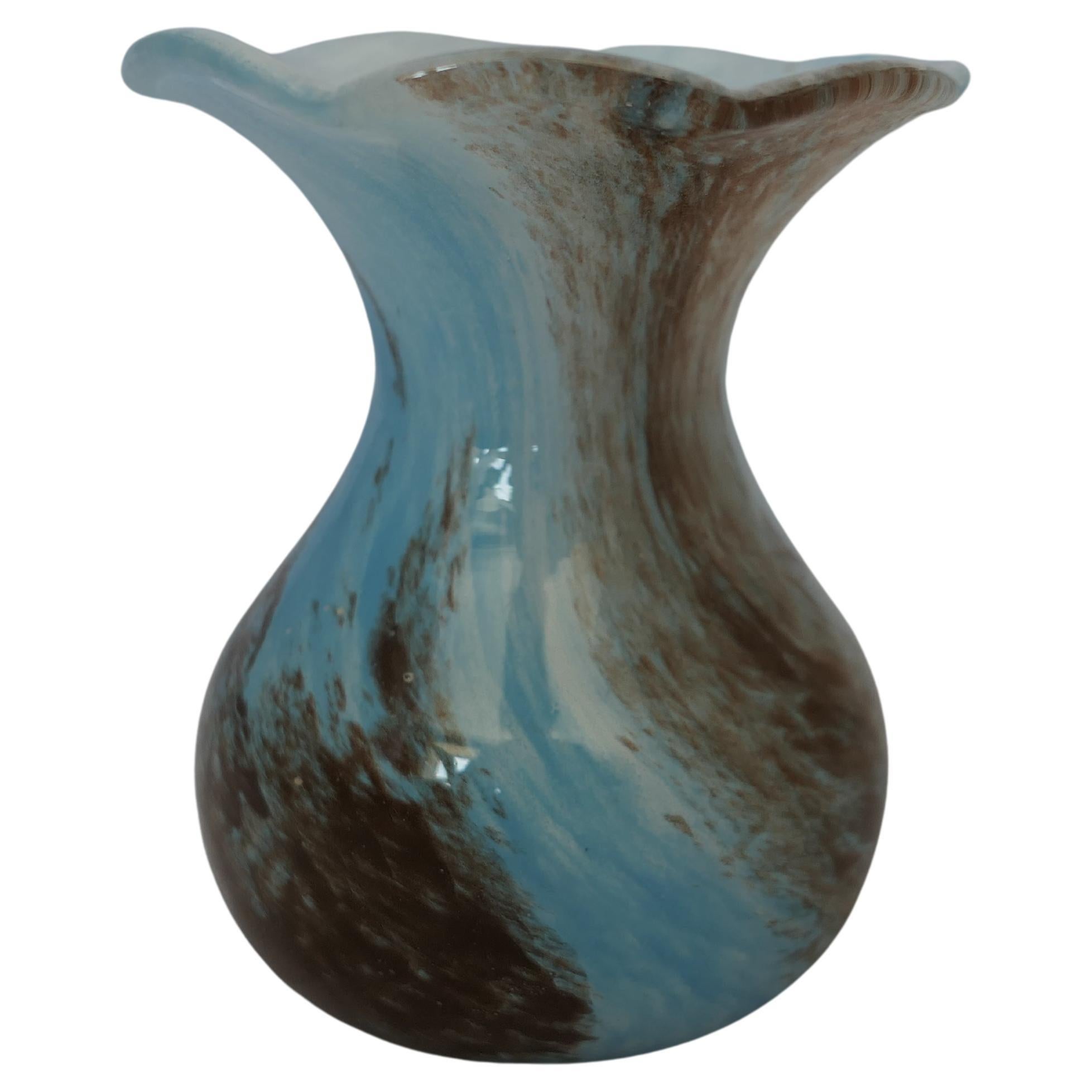 Vase victorien bleu soufflé à la main  Un ravissant vase victorien