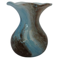 Vase victorien bleu soufflé à la main  Un ravissant vase victorien