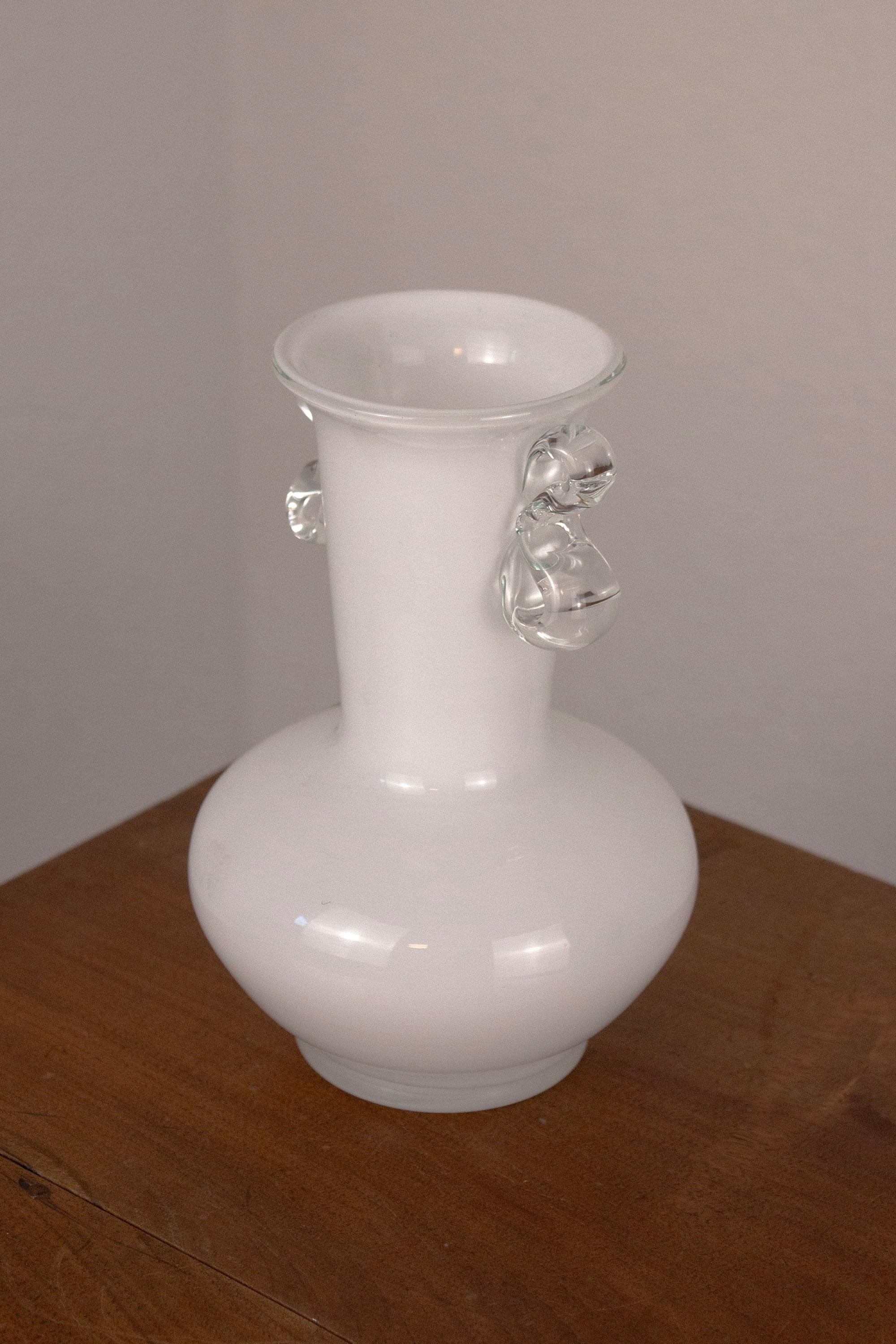 Moderne Vase Amphora en verre blanc soufflé à la main avec anses en volute en vente