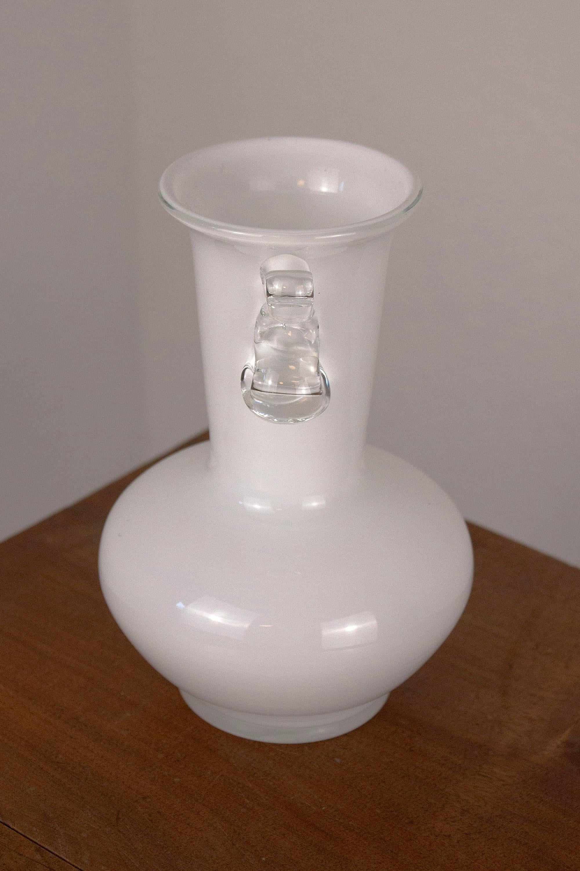 italien Vase Amphora en verre blanc soufflé à la main avec anses en volute en vente