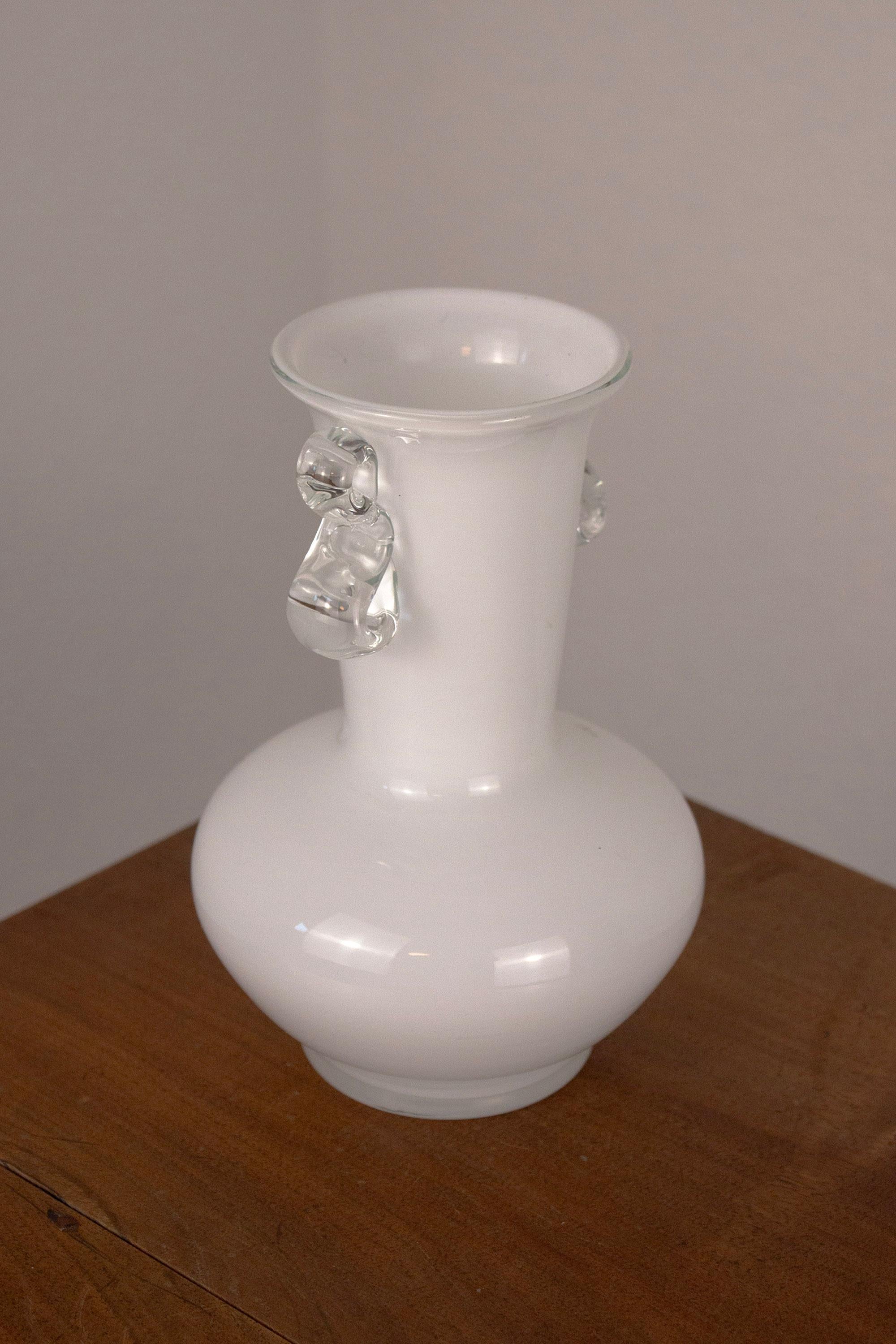 Fait main Vase Amphora en verre blanc soufflé à la main avec anses en volute en vente