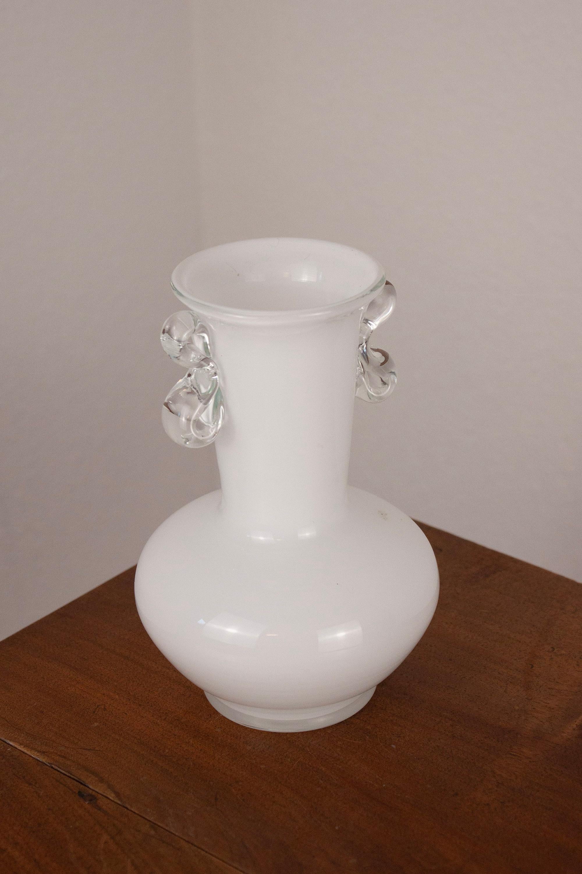 Vase Amphora en verre blanc soufflé à la main avec anses en volute Bon état - En vente à Rümmingen, BW