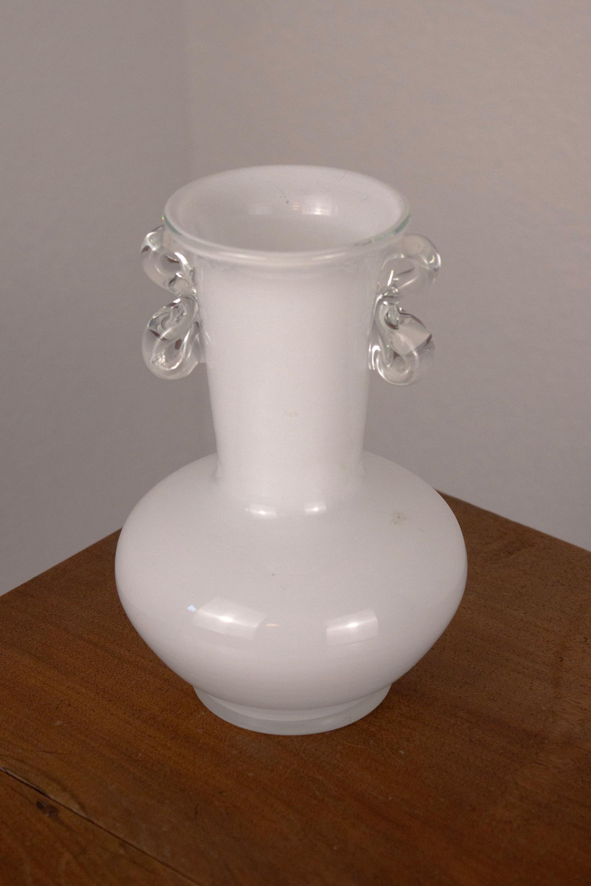 20ième siècle Vase Amphora en verre blanc soufflé à la main avec anses en volute en vente