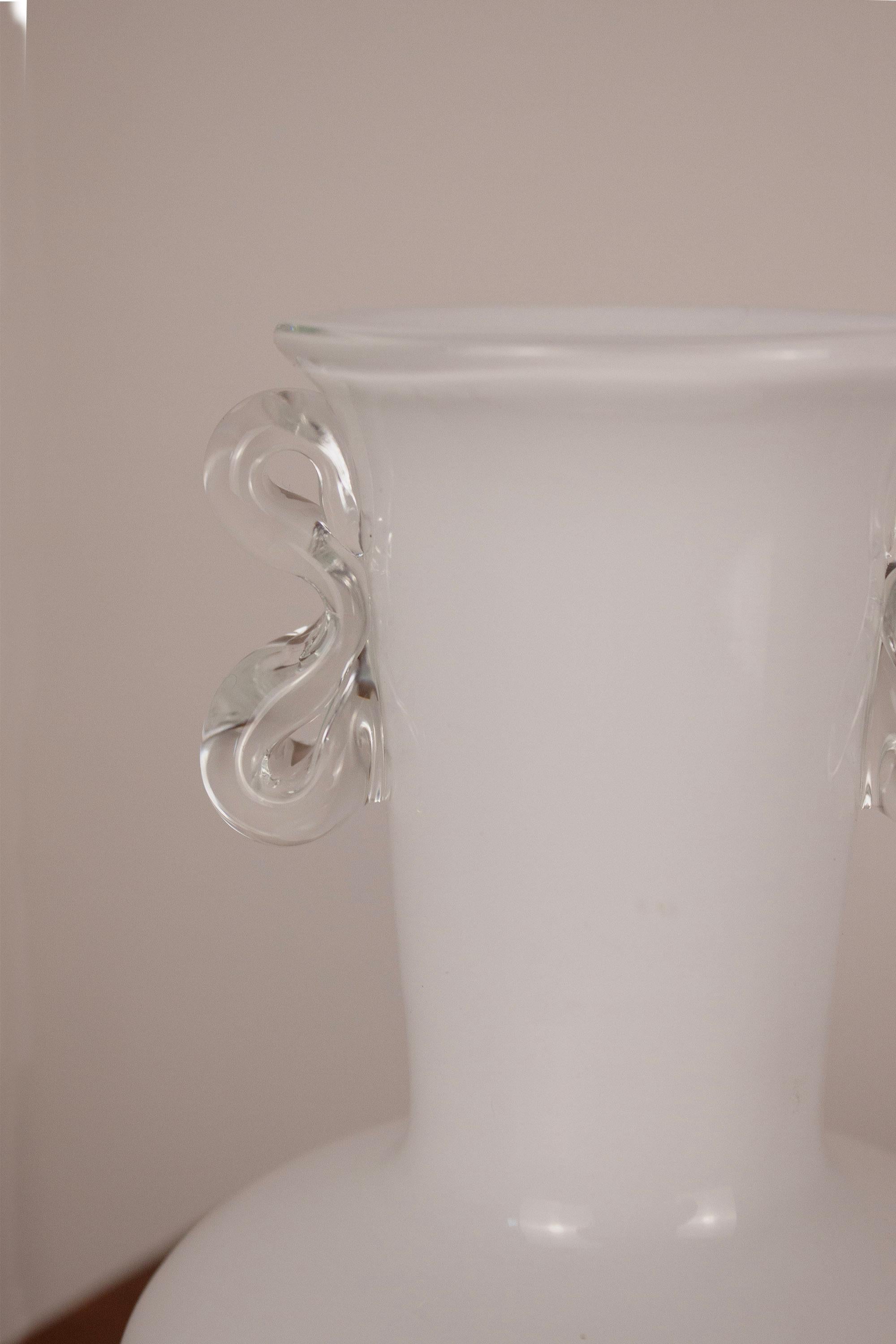 Verre Vase Amphora en verre blanc soufflé à la main avec anses en volute en vente