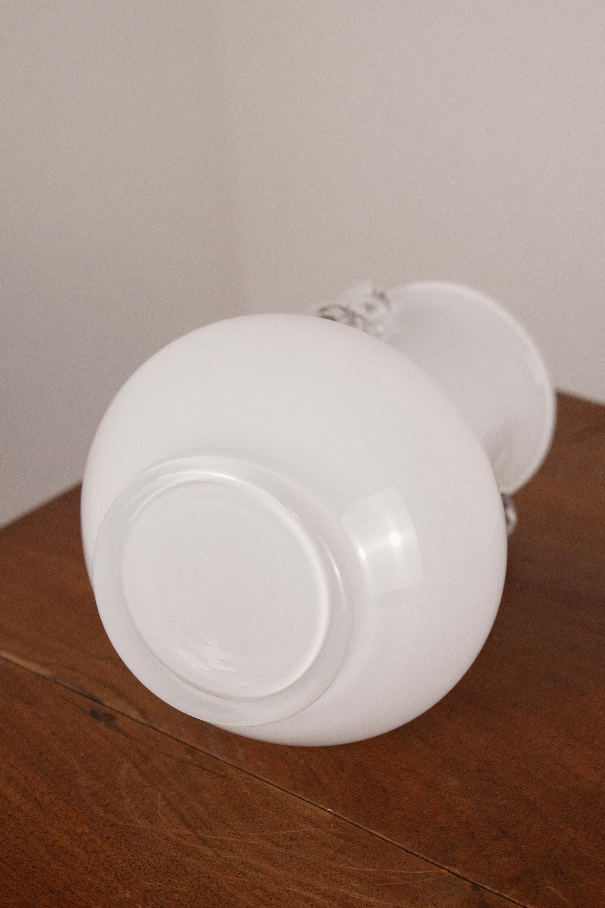 Vase Amphora en verre blanc soufflé à la main avec anses en volute en vente 1