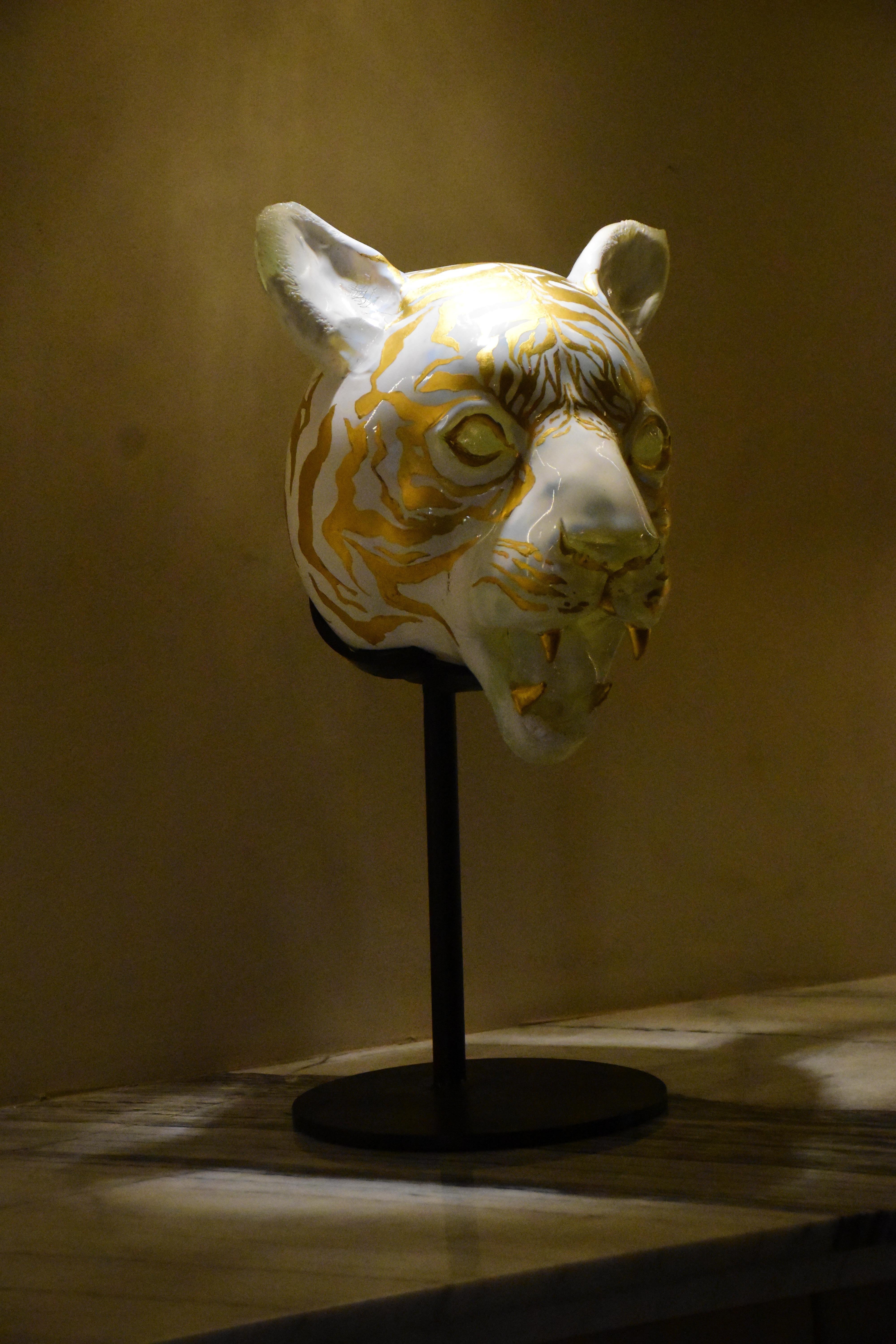 Hand-blown Glass White Tiger Head with 24K Gold Gilding im Zustand „Neu“ im Angebot in Mumbai, India, Maharashtra