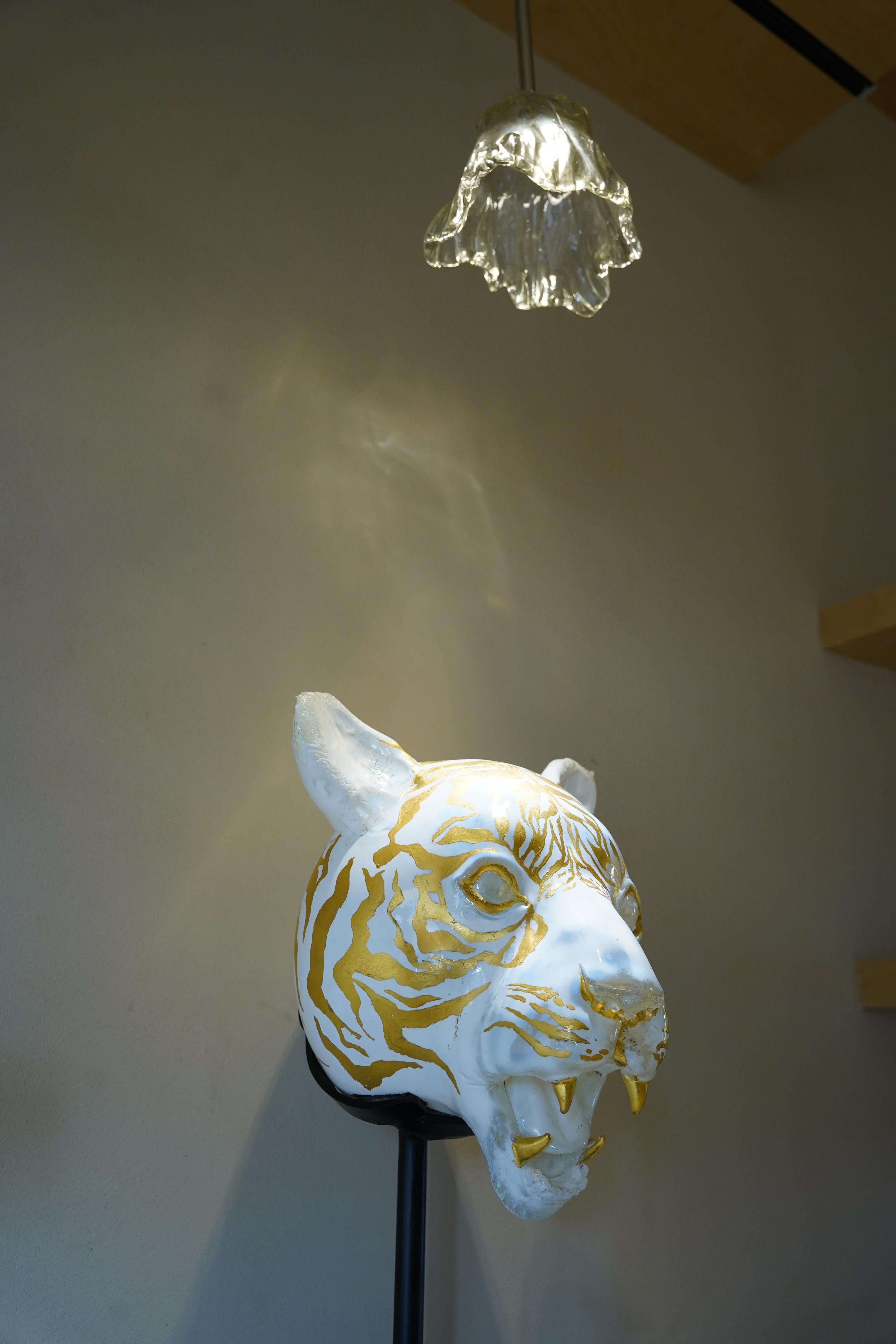 Hand-blown Glass White Tiger Head with 24K Gold Gilding (Handgefertigt) im Angebot