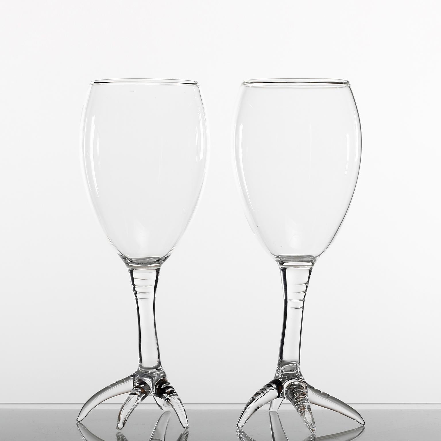 Pareja de copas de vino sopladas a mano por Simone Crestani

Las Copas de Vino Gajna forman parte de la caprichosa y artística Colección de Vino Gajna, donde el diseño lúdico se une a una artesanía excepcional.

Este extraordinario par de copas de