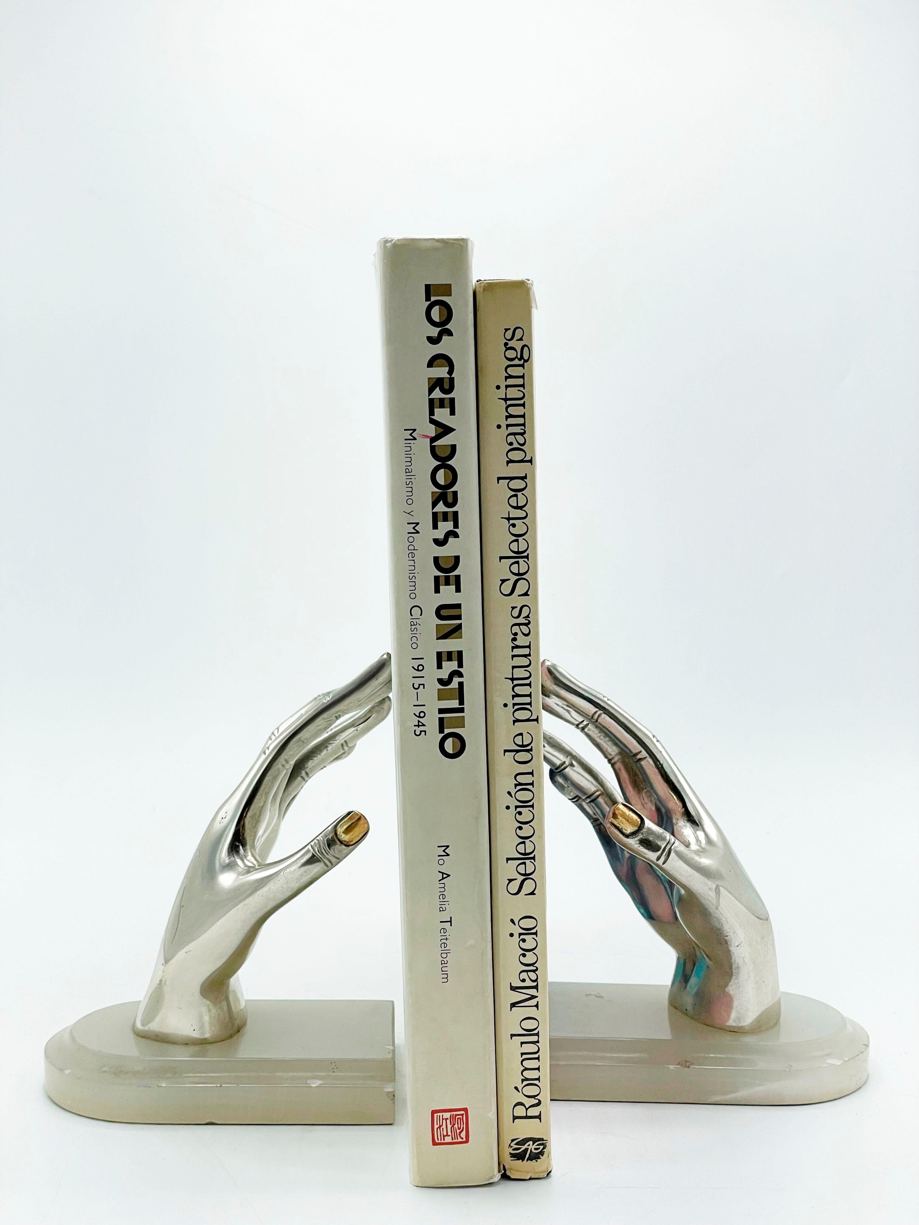 Hand Book Squeeze in two colors with marble base 20th Century
Beautiful Art Deco book press, made of silver metal and gold metal on the nails giving that decorative touch, on a transparent marble base.
Measures:
Height: 15 centimeters
Diameter: 13