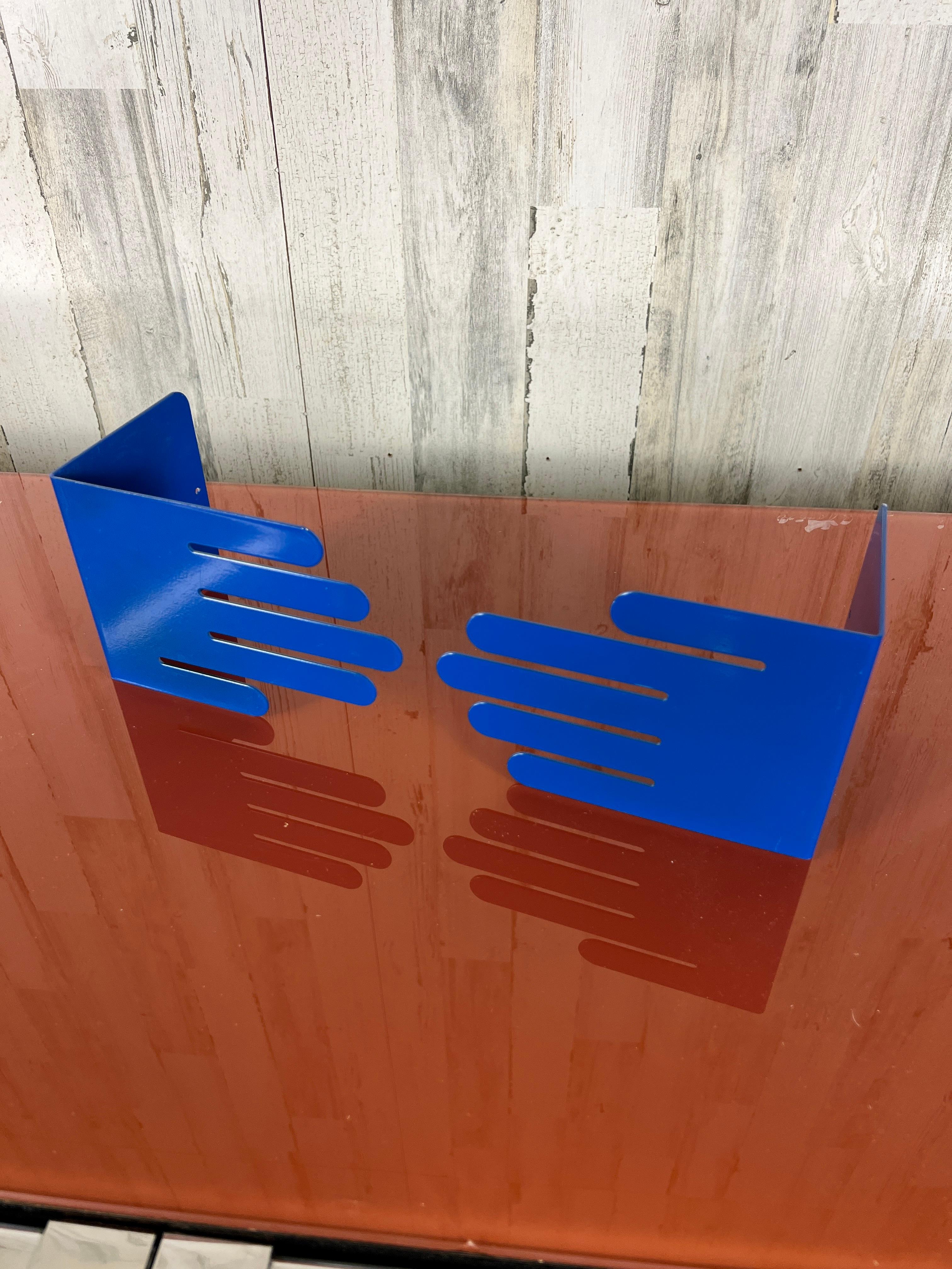 Post Modern by Spectrum Designs Hand shaped bookends in a royal blue color, exemplifying the best of postmodern design. Made by Spectrum Designs of Cleveland, OH.

In good vintage condition with normal signs of wear.