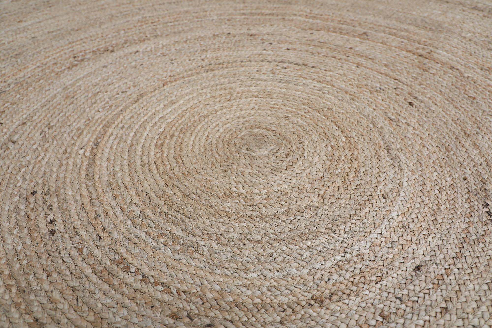 Contemporary Hand braided 10ft Round Woven 'Montreal' Natural Sisal Rug, Made in India For Sale