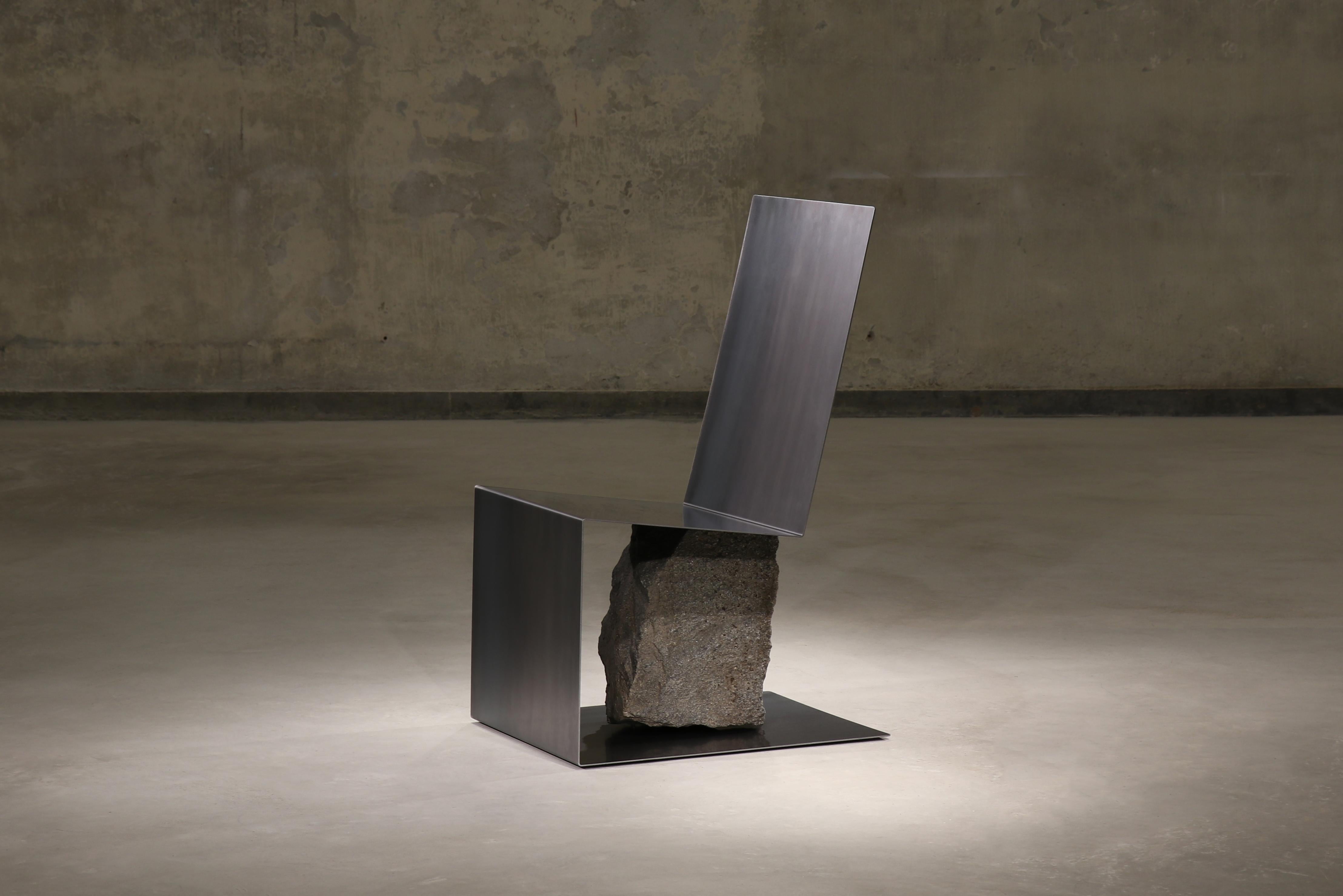 Hand gebürsteter Stuhl aus Messing und Stein von Batten und Kamp im Zustand „Neu“ in Geneve, CH