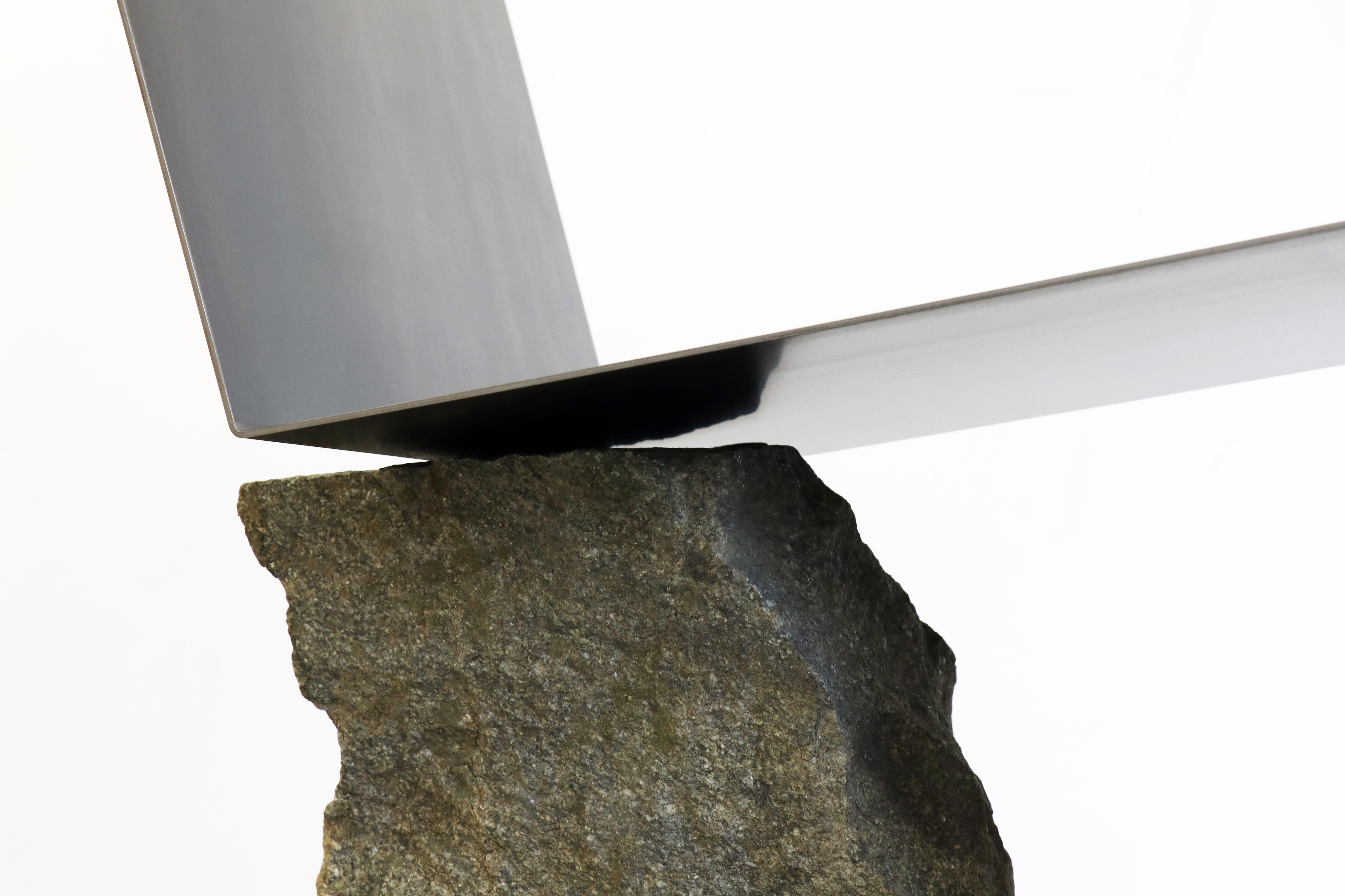 Hand gebürsteter Stuhl aus Messing und Stein von Batten und Kamp 1