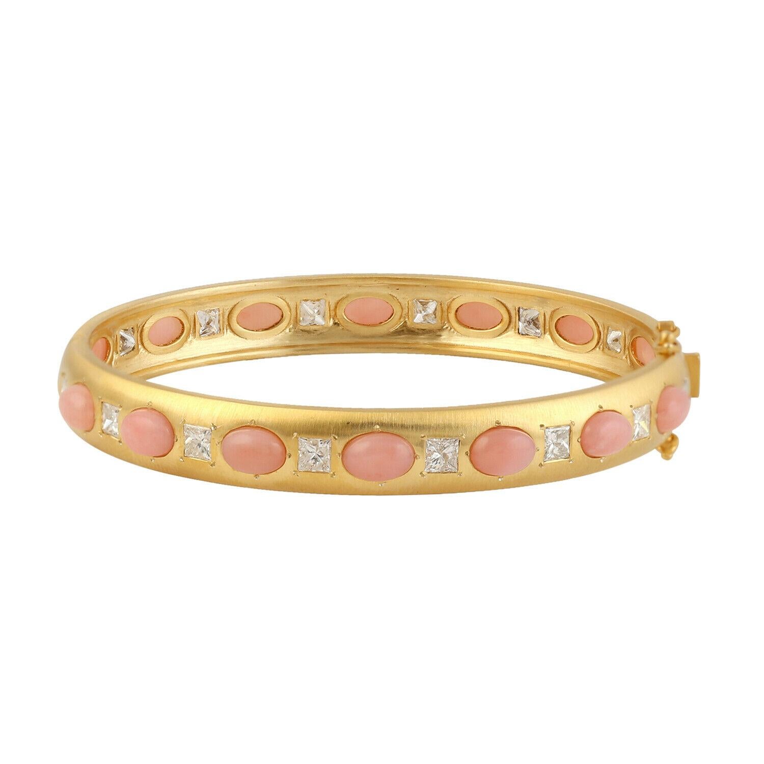 Moderne Bracelet jonc en or jaune 14 carats avec opale brossée à la main et diamants en vente