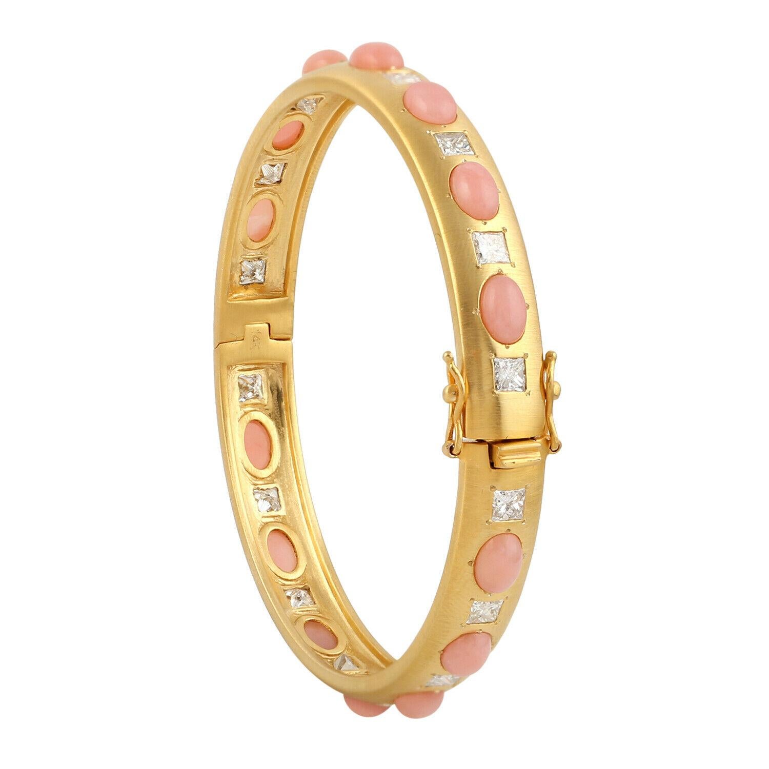 Taille mixte Bracelet jonc en or jaune 14 carats avec opale brossée à la main et diamants en vente