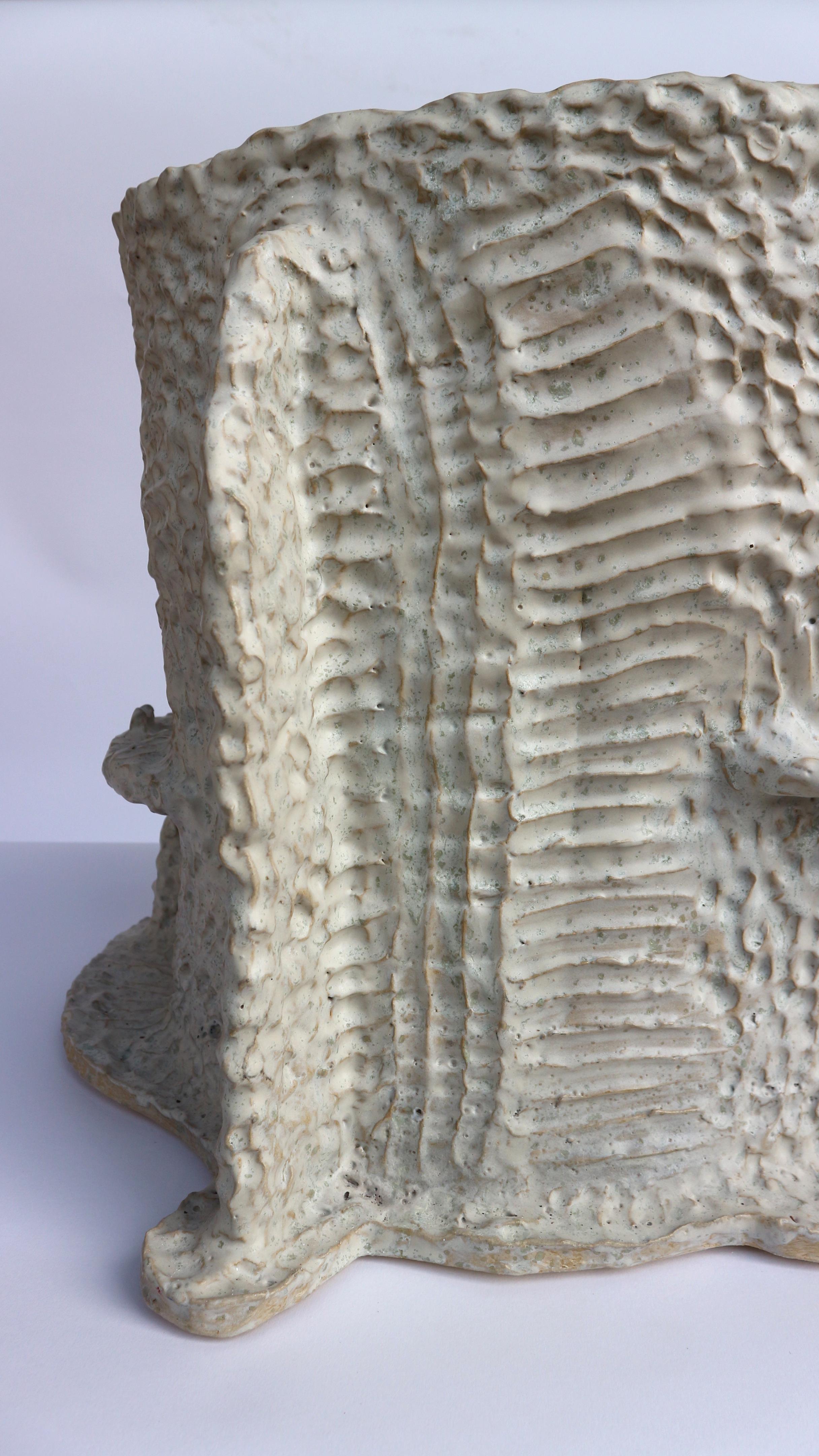 Großer handgefertigter Pflanzgefäß aus Steingut, weiß gesprenkelte Glasur  (21. Jahrhundert und zeitgenössisch) im Angebot