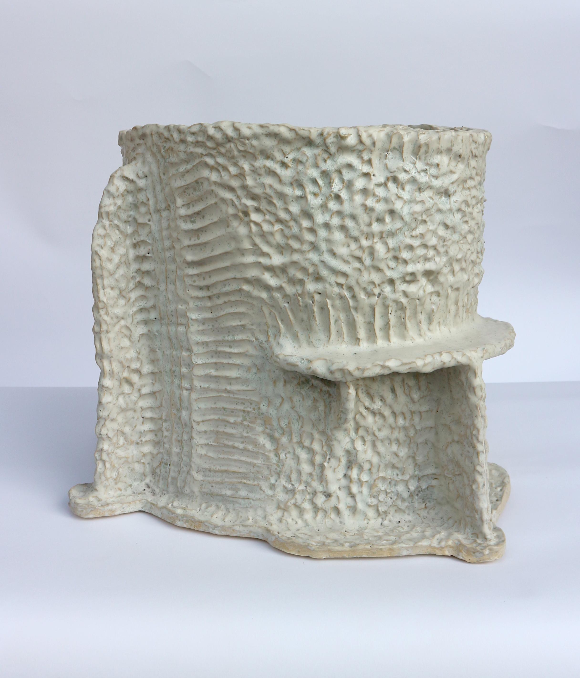 Großer handgefertigter Pflanzgefäß aus Steingut, weiß gesprenkelte Glasur  (Keramik) im Angebot