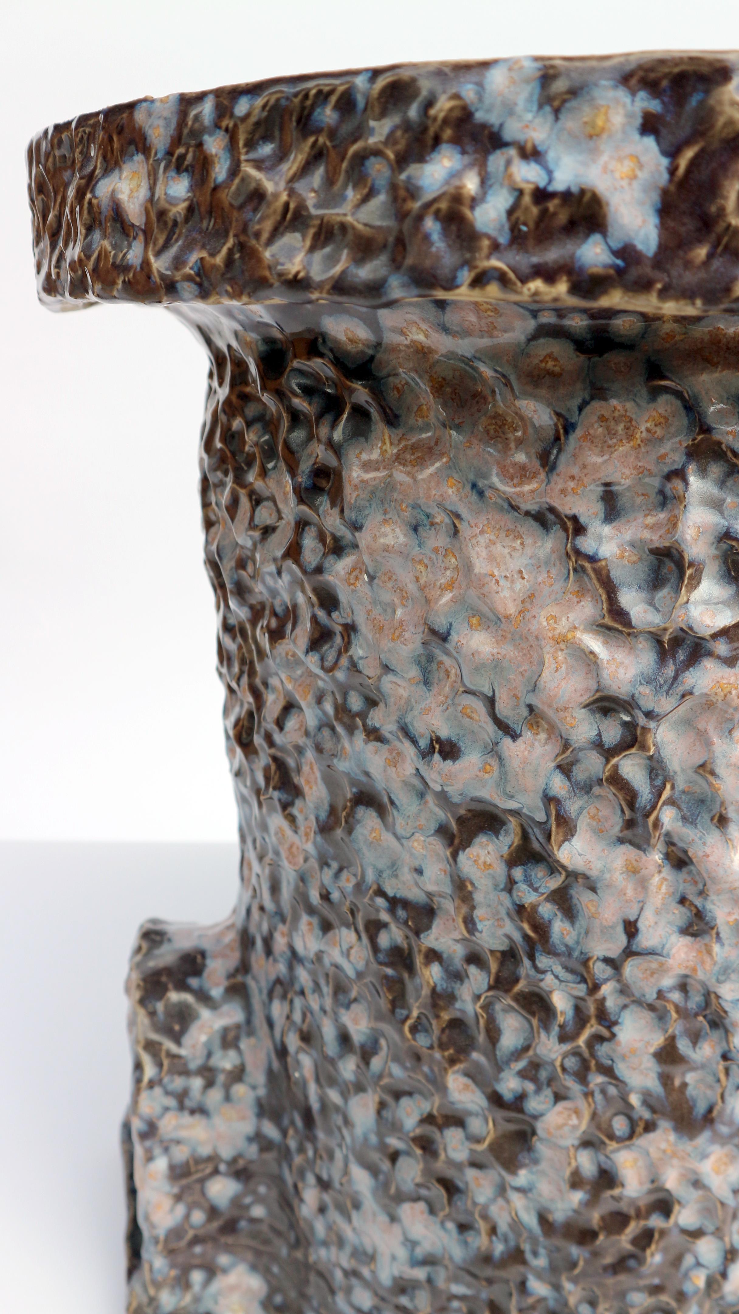 handgefertigter Beistelltisch aus glasierter Keramik im Zustand „Neu“ im Angebot in The Hague, NL