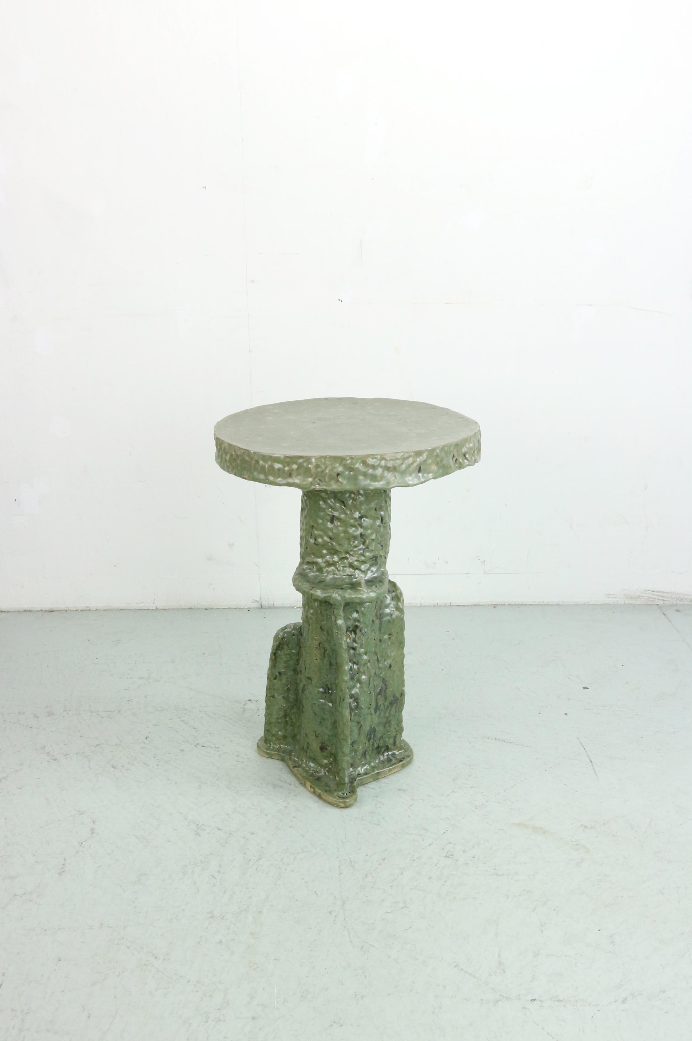 Vernissé table d'appoint haute en céramique émaillée fabriquée à la main en vente