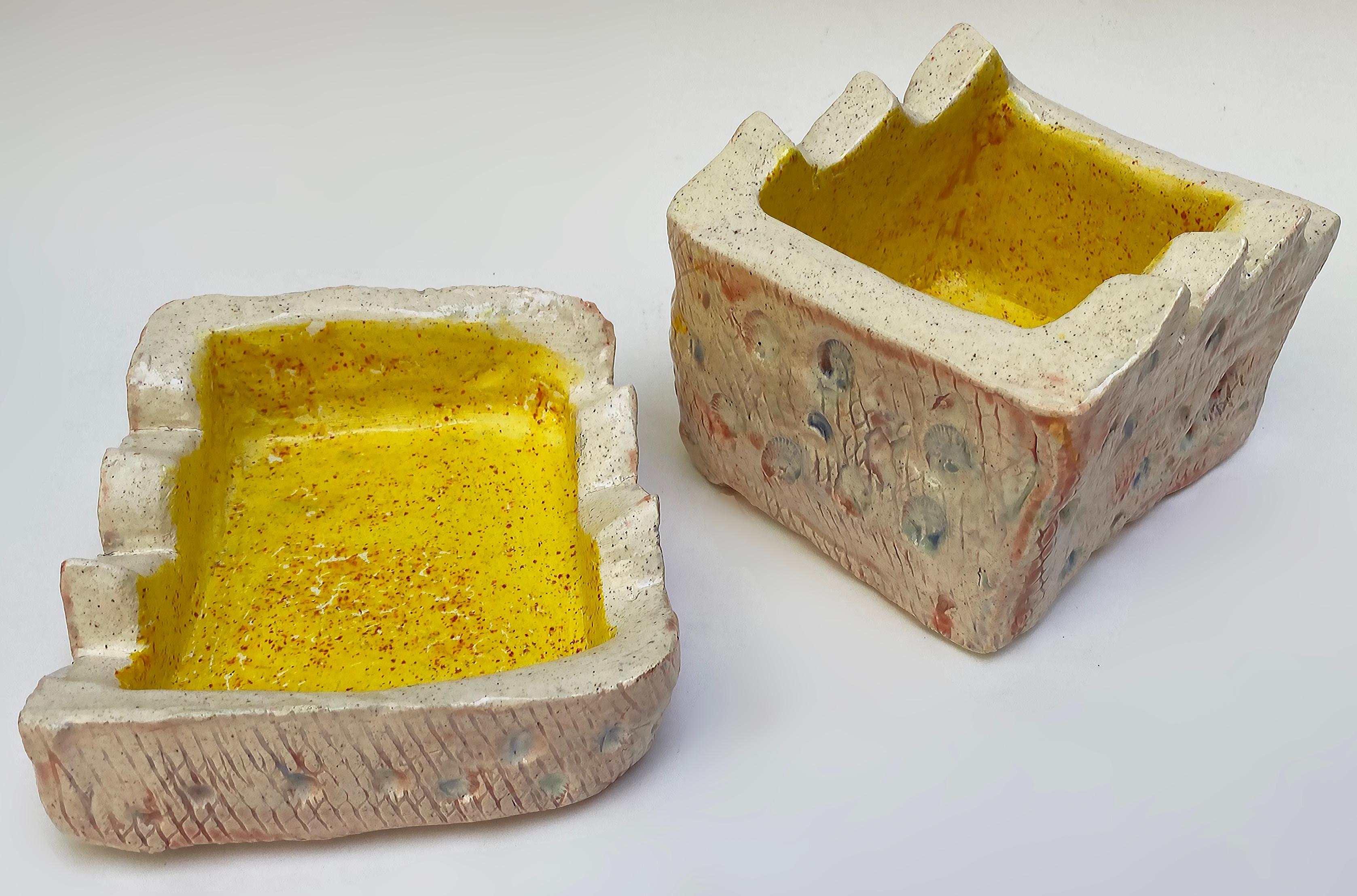 Moderno Scatola astratta scultorea in ceramica smaltata Hand Made. Coperchio montato in vendita