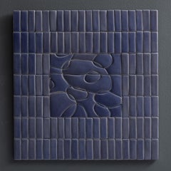 Pièce murale en porcelaine émaillée et fabriquée à la main par Kirsi Kivivirta, en stock