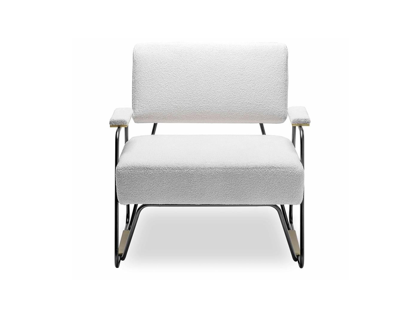 Moderner Sessel mit Kufengestell aus schwarzem Eisen mit gebürsteten Messingdetails und weißem Bouclé-Stoff.
Mehrere Schaumstoffschichten mit unterschiedlichen Dichten sorgen für hohen Komfort.
Kundenspezifische Größen und Materialien