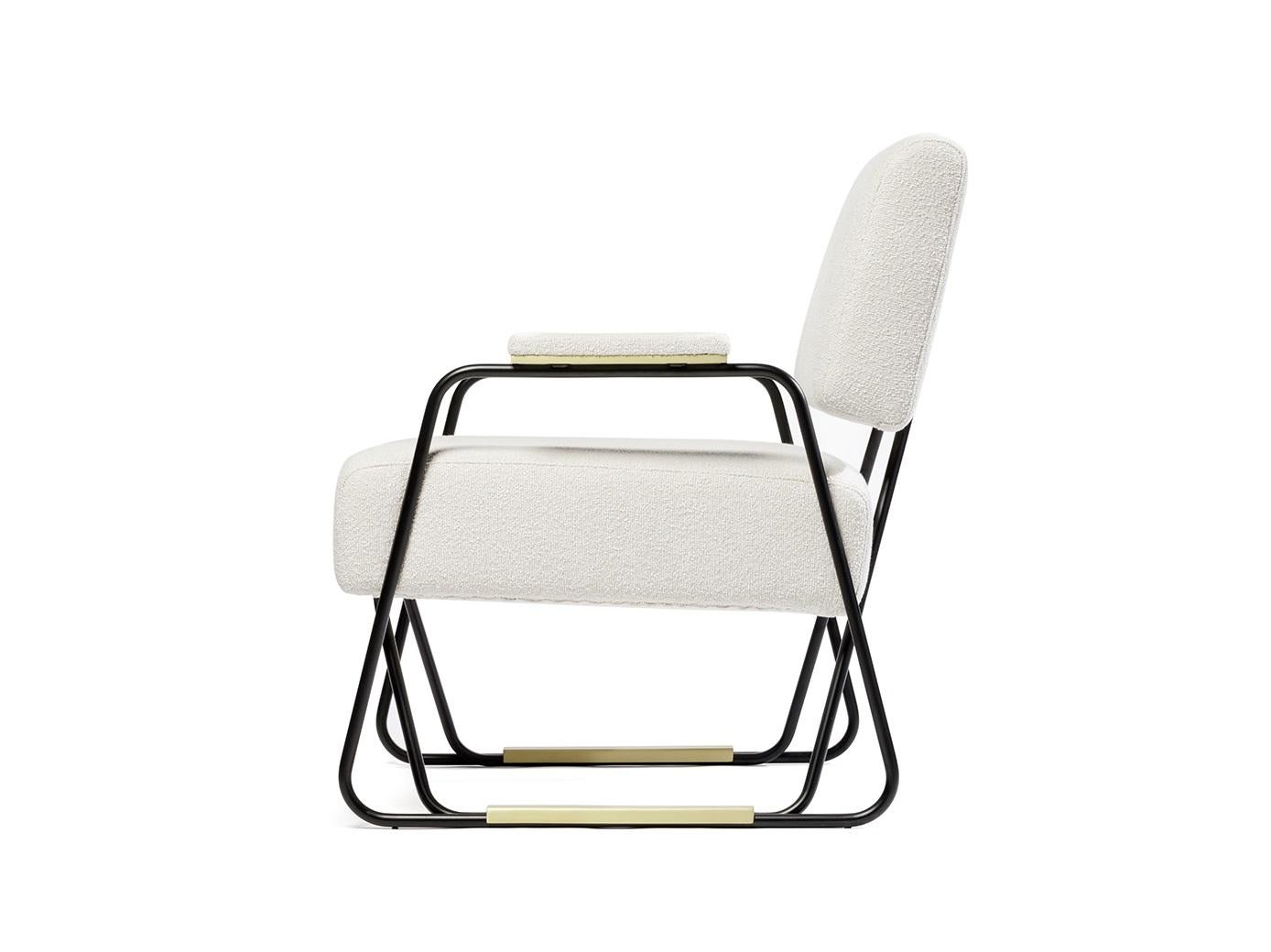 Handgefertigter Sessel mit lackiertem Metallgestell und Messingdetails (Moderne) im Angebot