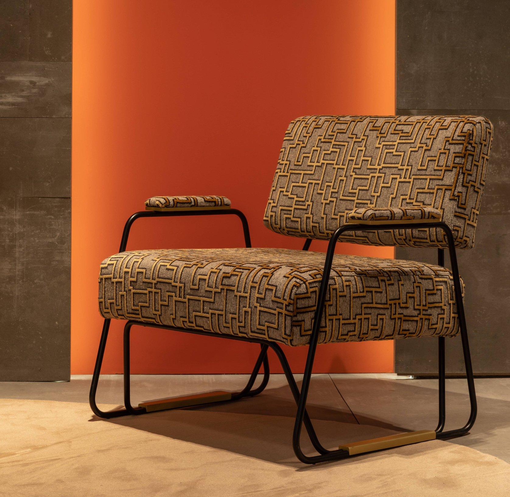 Handgefertigter Sessel mit lackiertem Metallgestell und Messingdetails (Europäisch) im Angebot