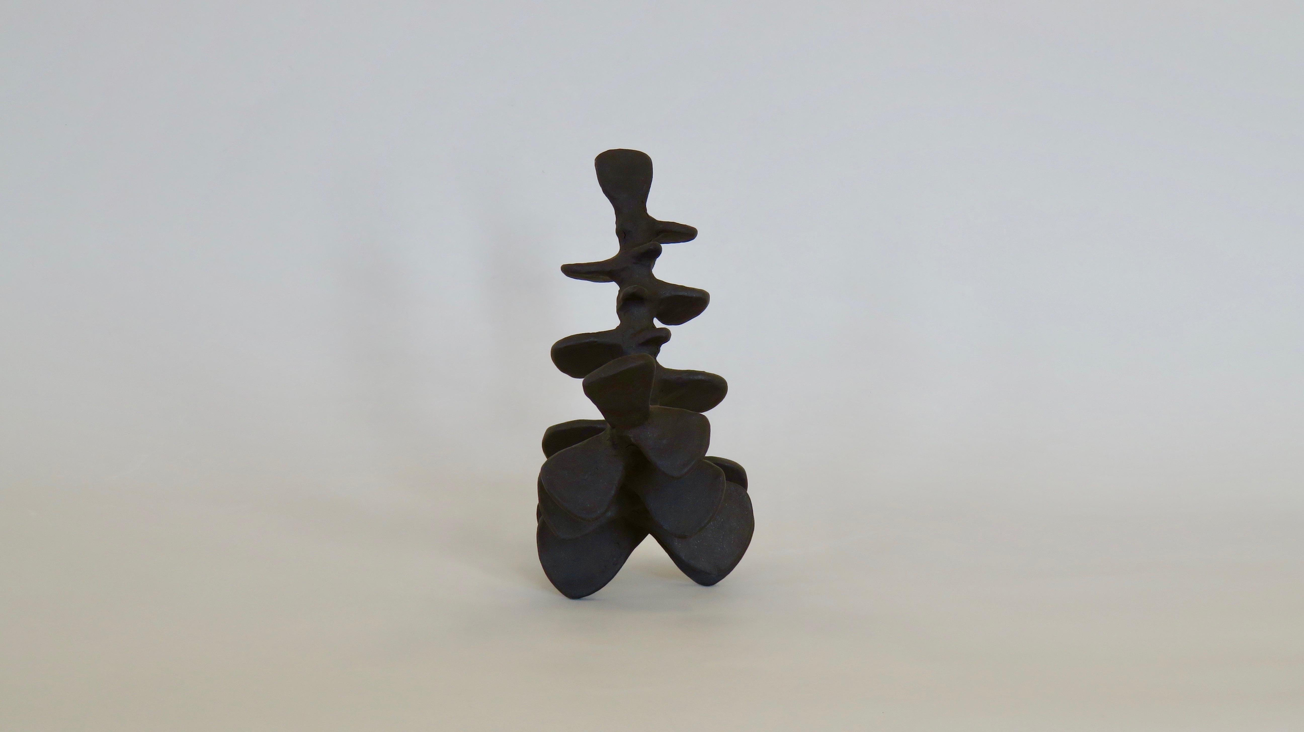 Deep Brown Spine-Like Ceramic Sculpture in Brown Stoneware, Hand Built (amerikanisch)