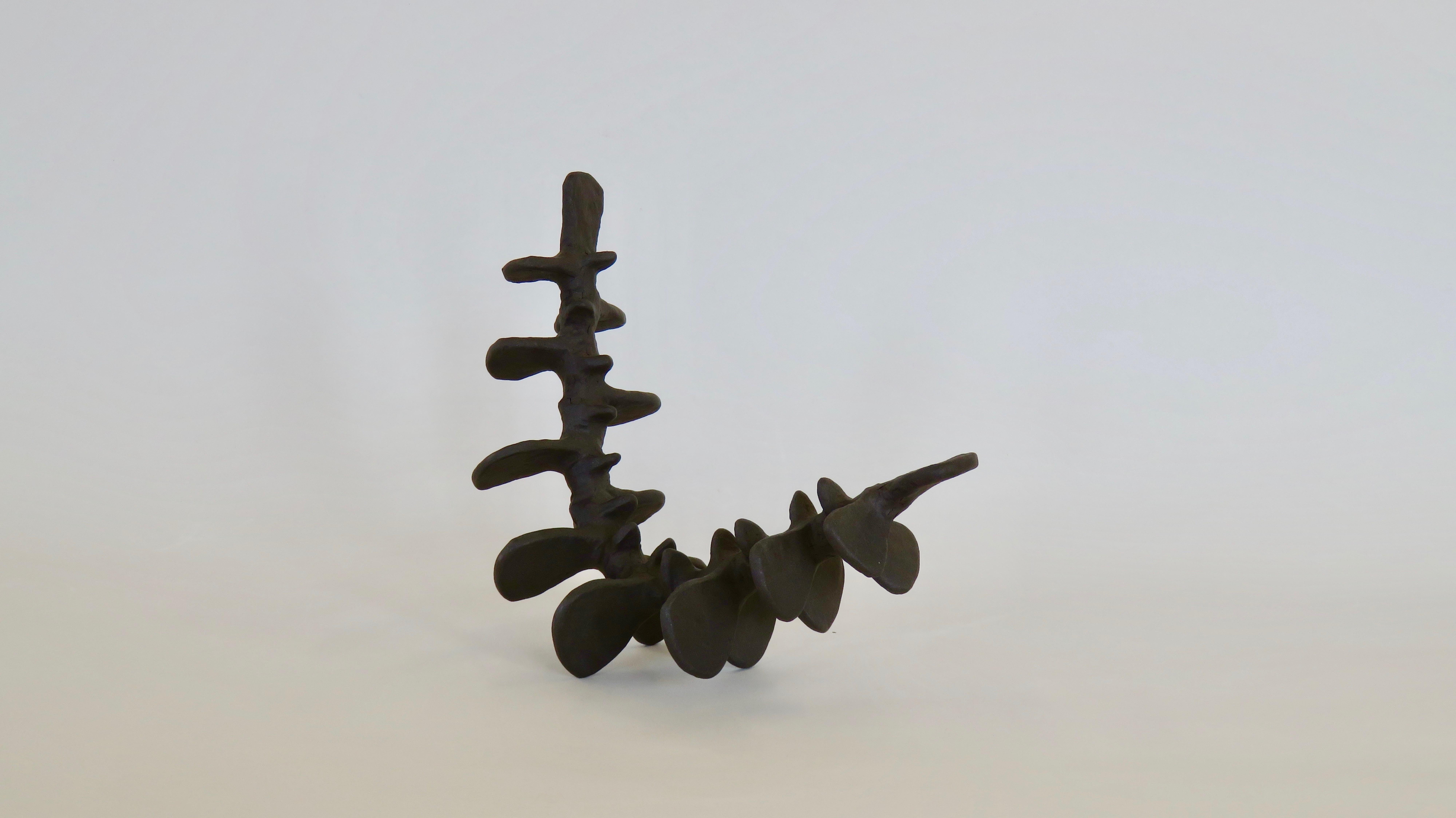 Deep Brown Spine-Like Ceramic Sculpture in Brown Stoneware, Hand Built (Keramik)