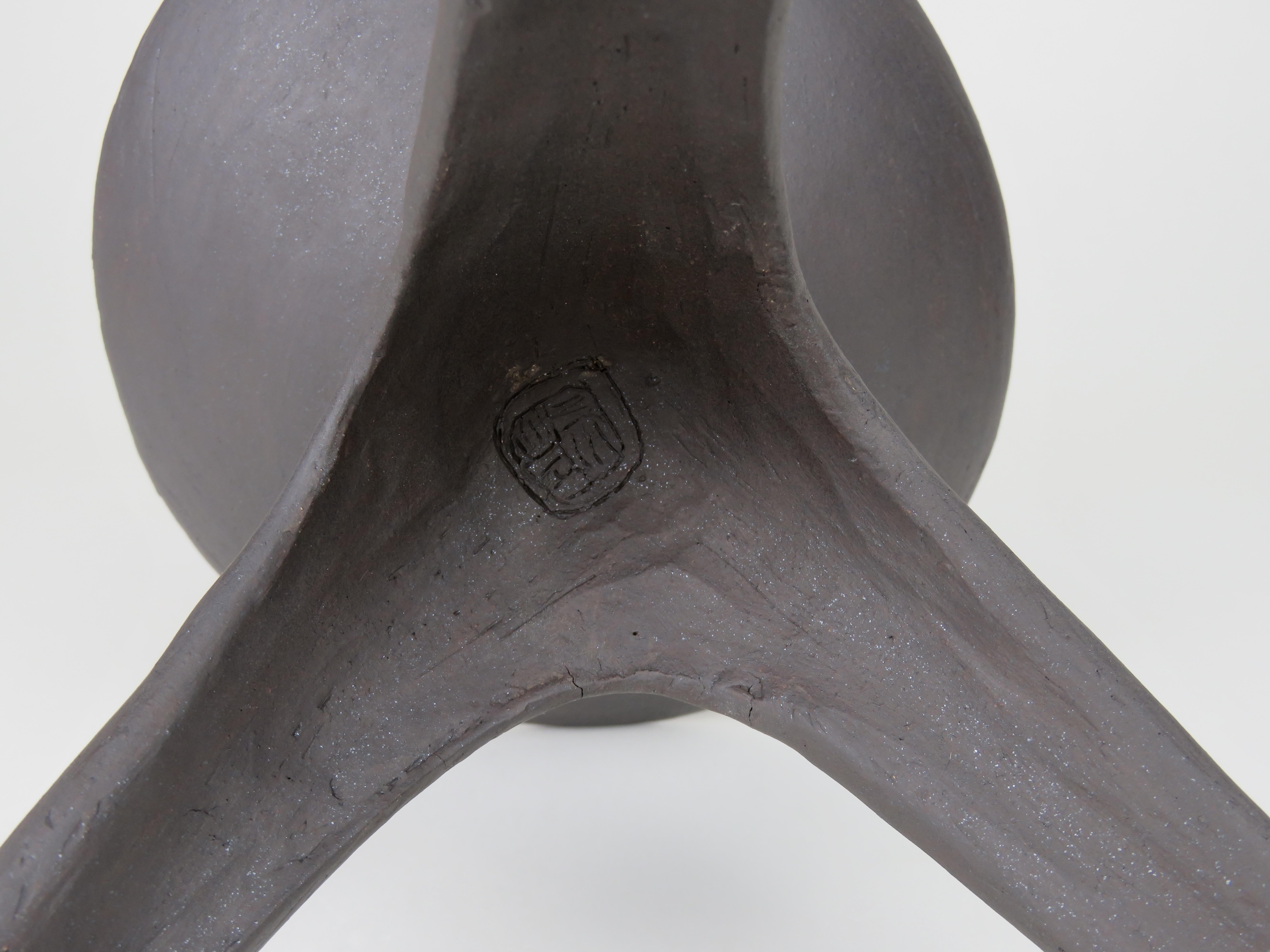 Challis in ceramica costruito a mano, opaco con interno smaltato nero in vendita 2