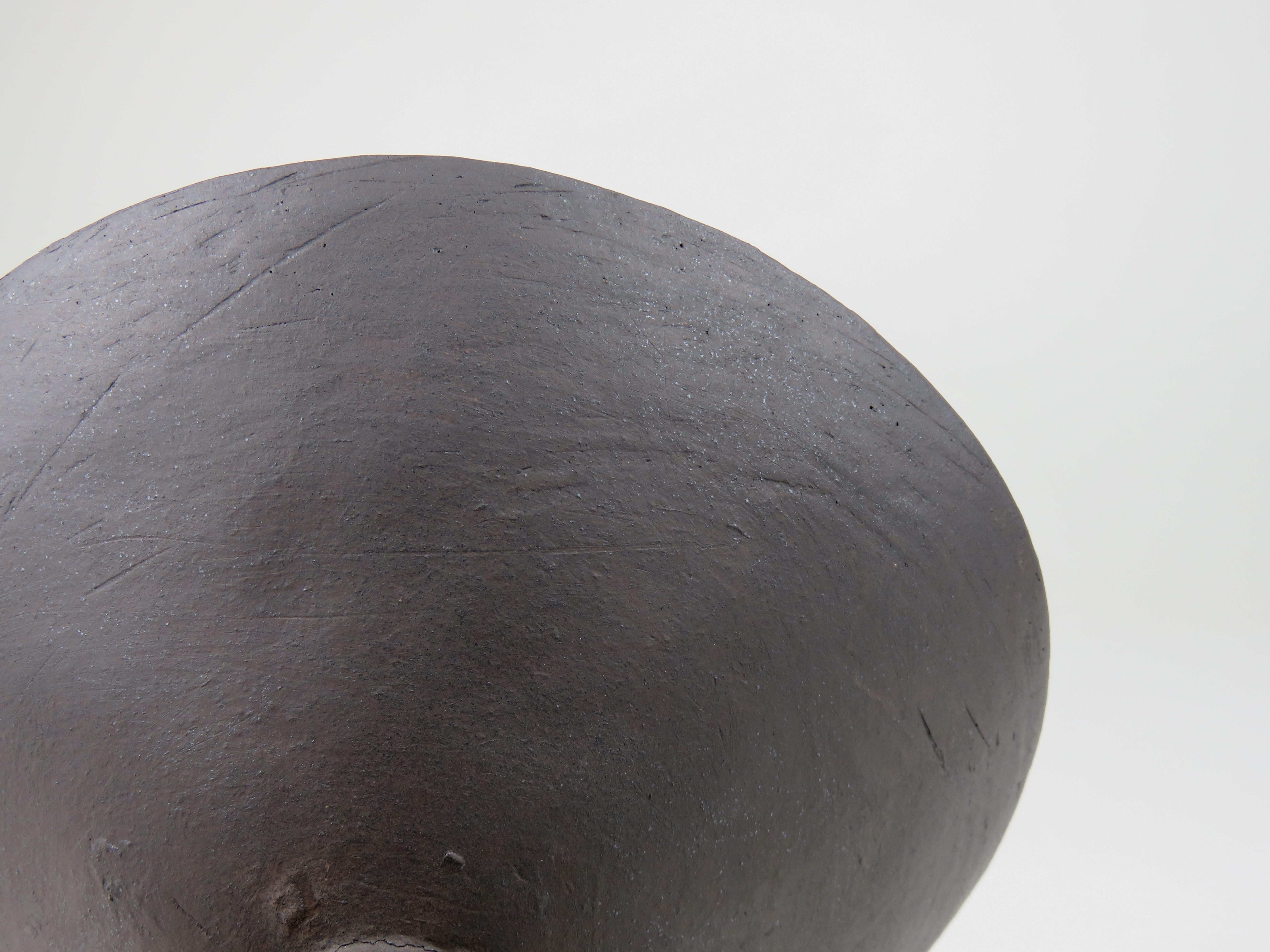 Challis in ceramica costruito a mano, opaco con interno smaltato nero in vendita 3