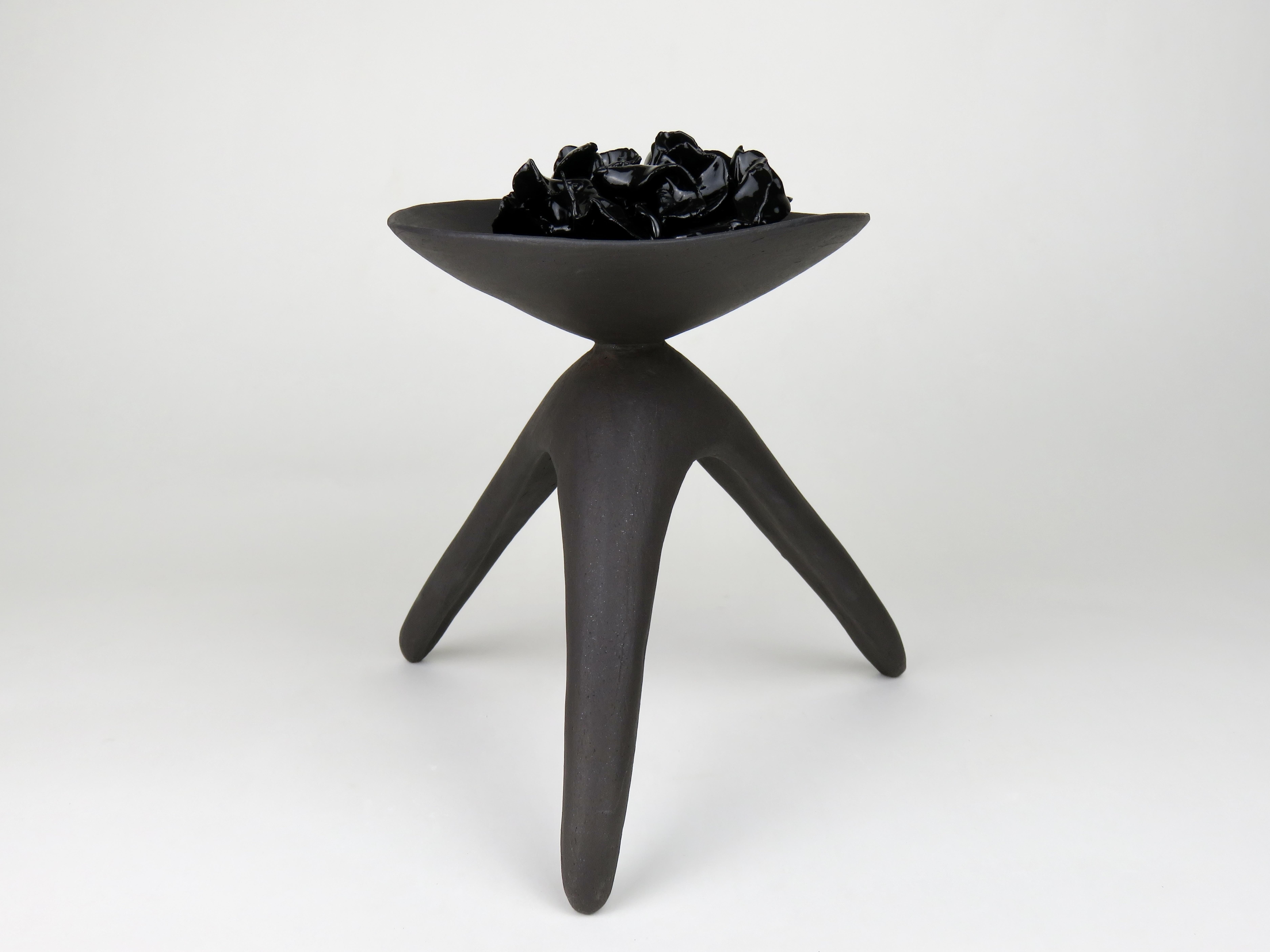 Organico moderno Challis in ceramica costruito a mano, opaco con interno smaltato nero in vendita