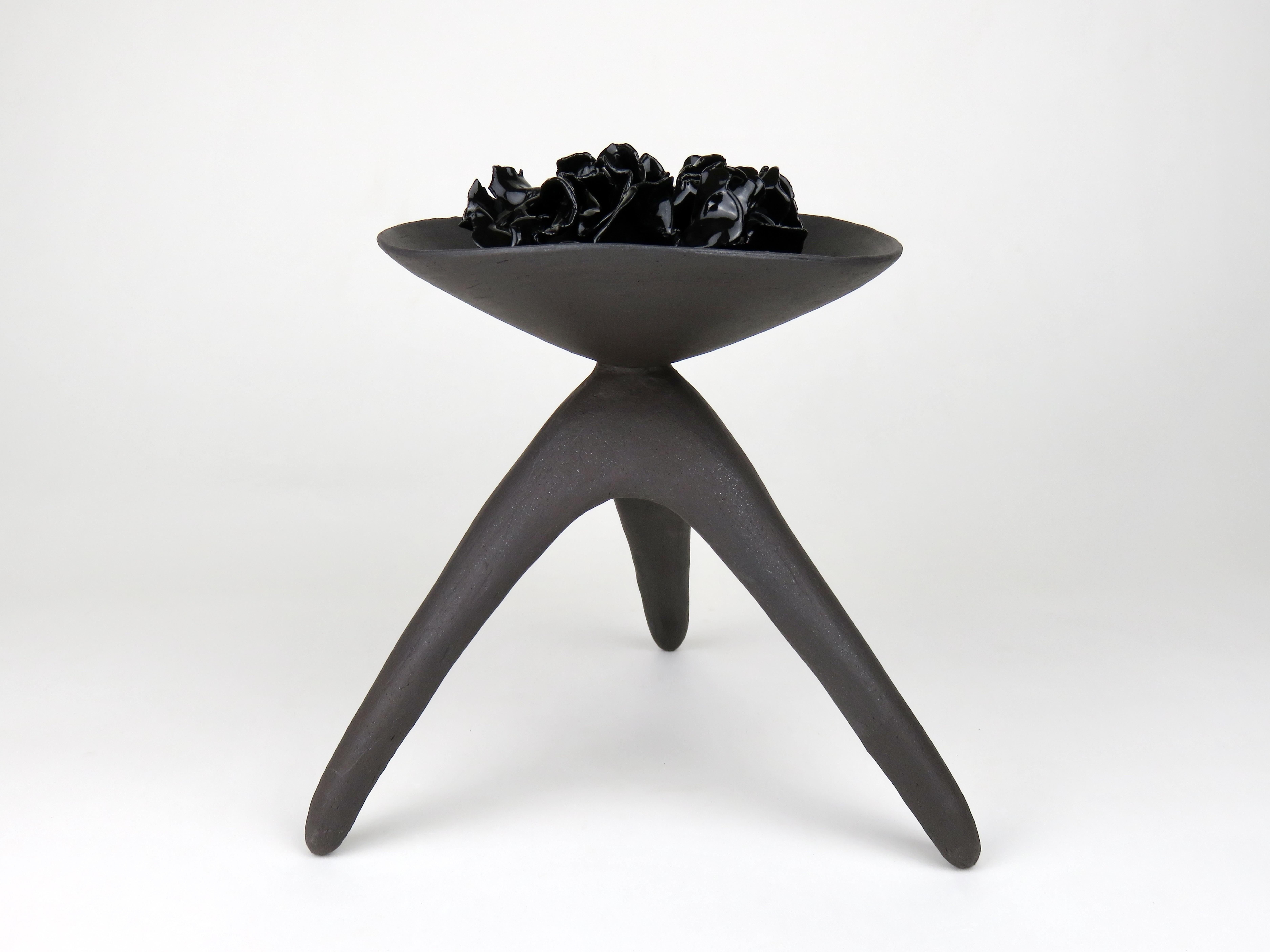 Americano Challis in ceramica costruito a mano, opaco con interno smaltato nero in vendita