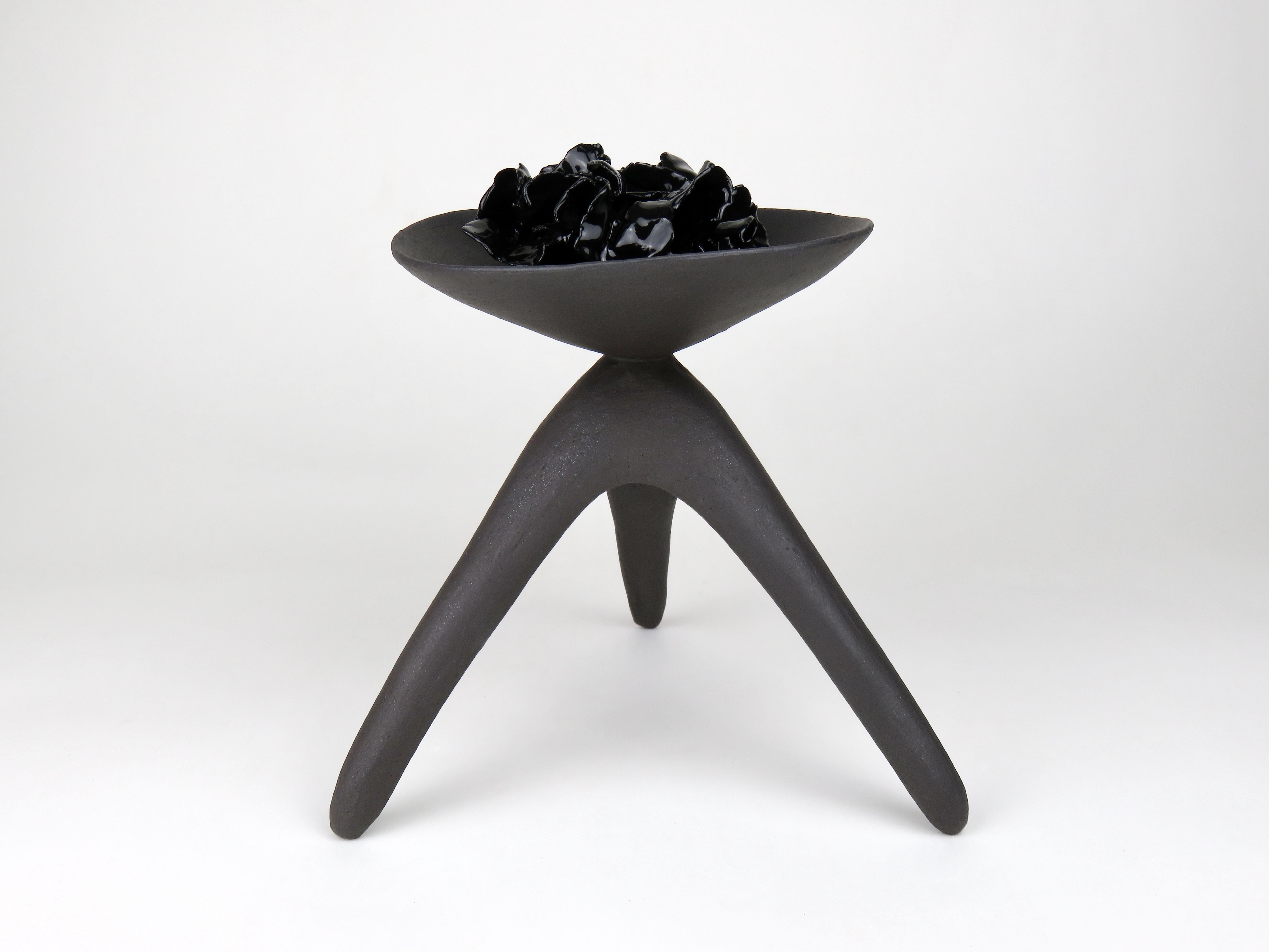 Smaltato Challis in ceramica costruito a mano, opaco con interno smaltato nero in vendita