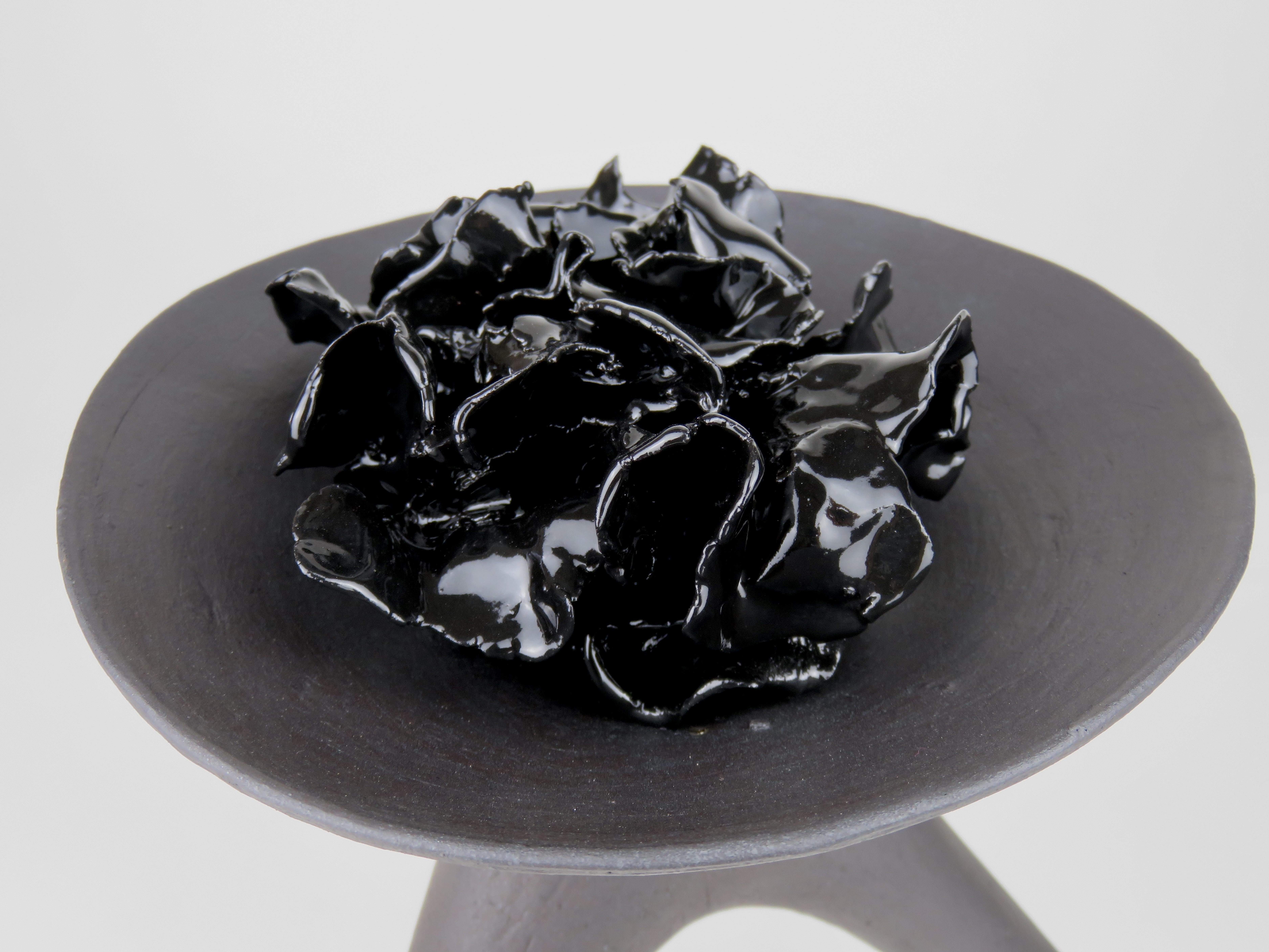 XXI secolo e contemporaneo Challis in ceramica costruito a mano, opaco con interno smaltato nero in vendita