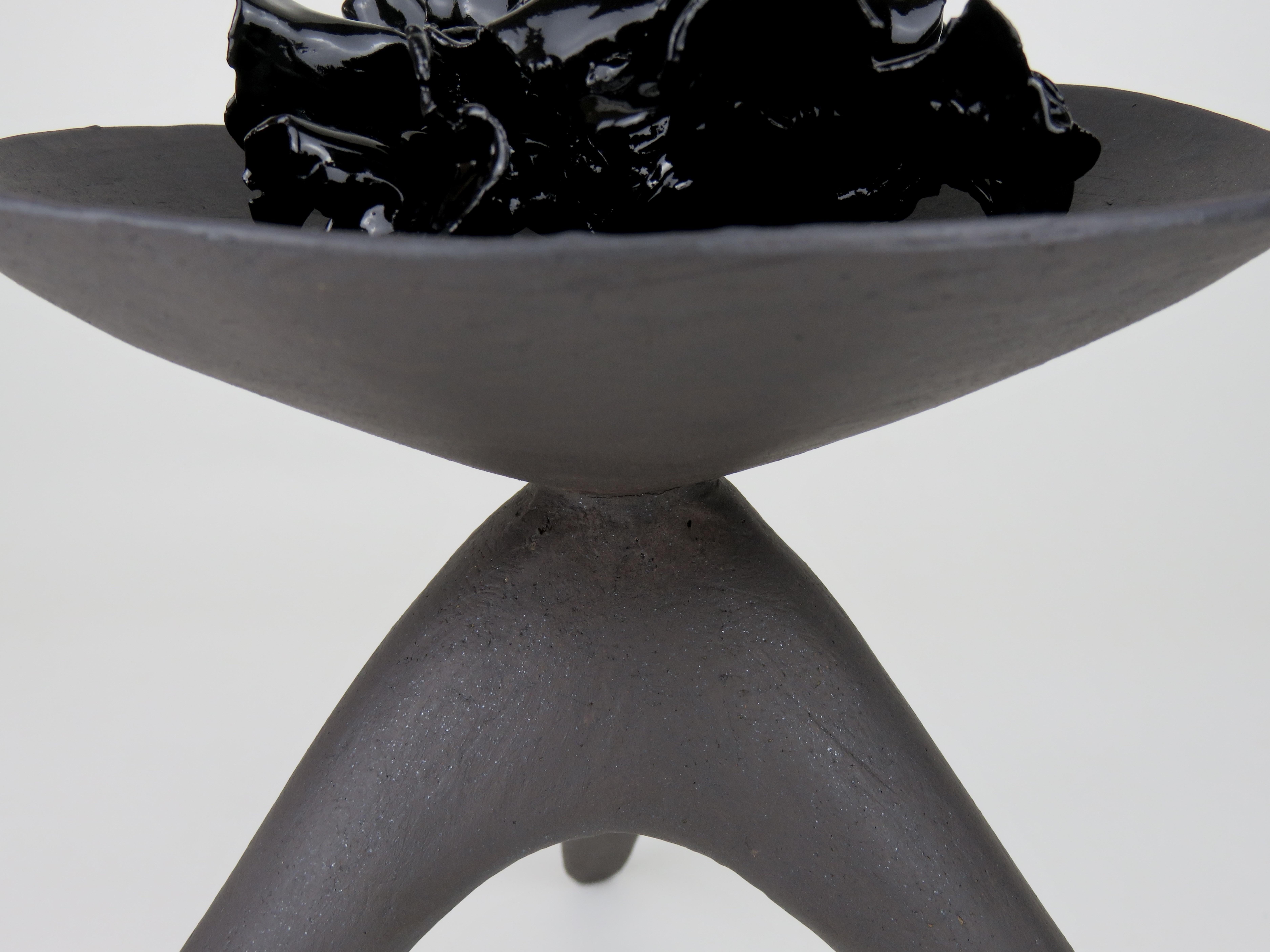 Ceramica Challis in ceramica costruito a mano, opaco con interno smaltato nero in vendita
