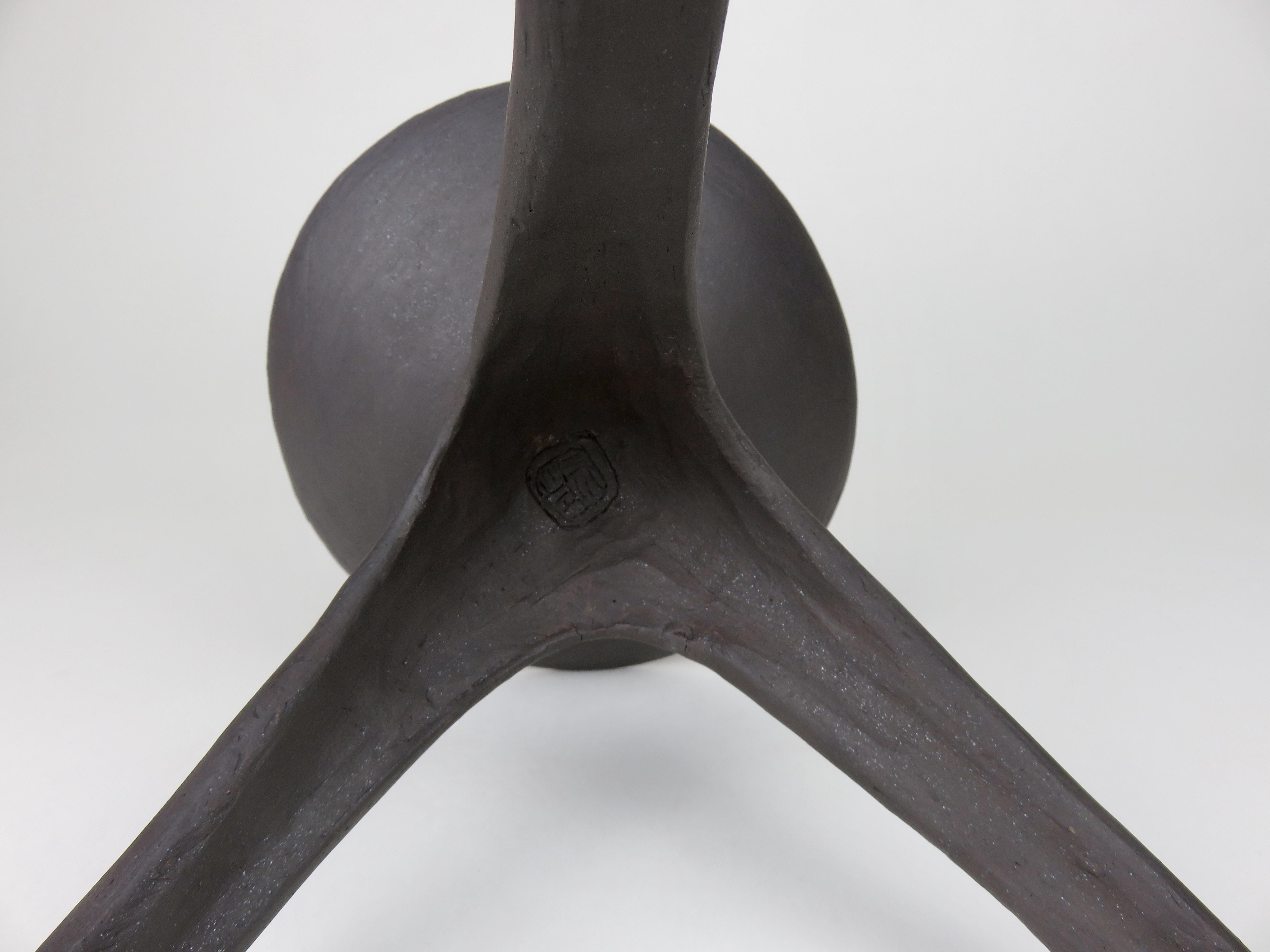 Challis in ceramica costruito a mano, opaco con interno smaltato nero in vendita 1