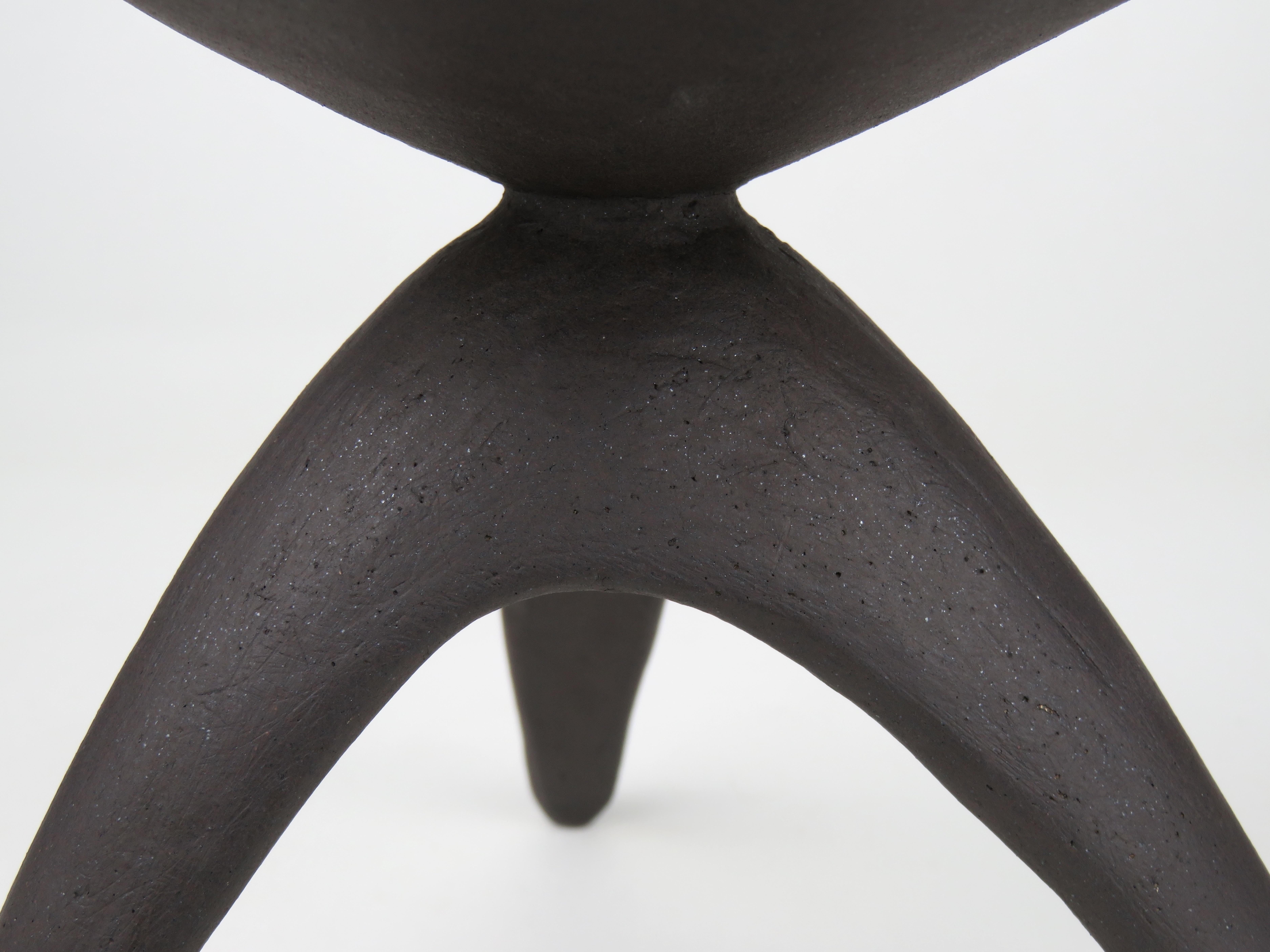 Escultura Challis de Cerámica Construida a Mano en Negro Mate con 