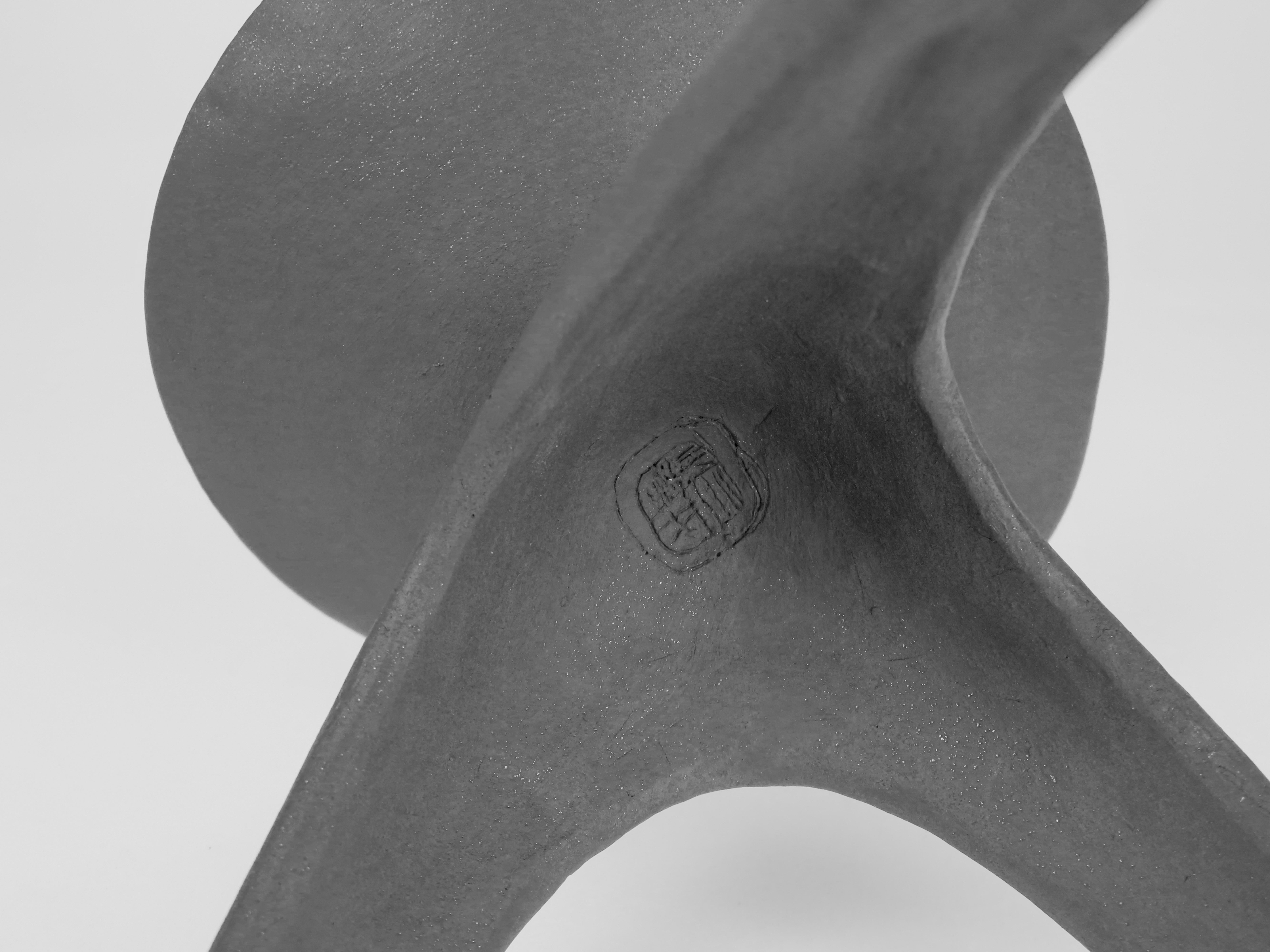 Escultura Challis de Cerámica Construida a Mano en Negro Mate con 