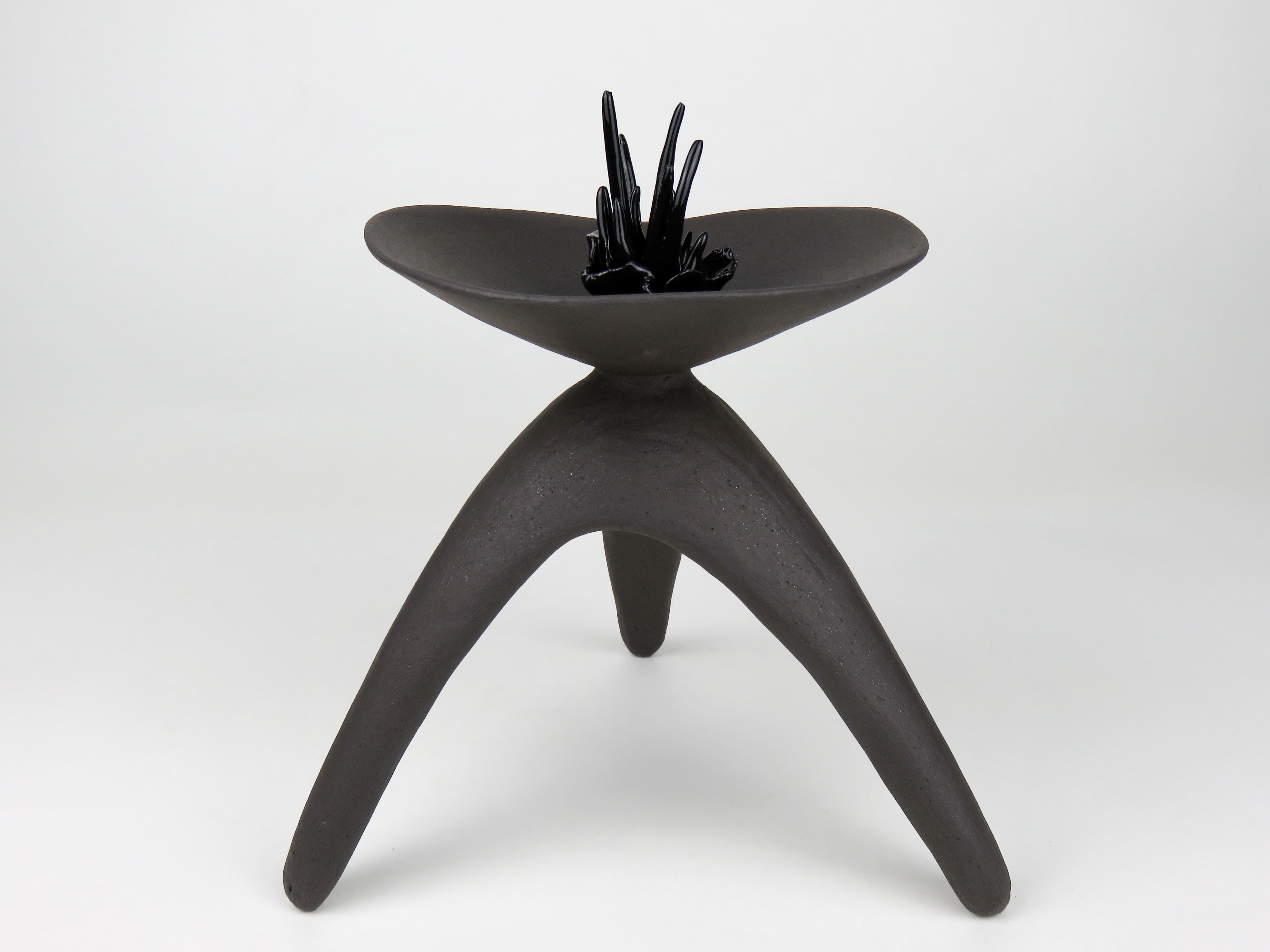 Escultura Challis de Cerámica Construida a Mano en Negro Mate con 