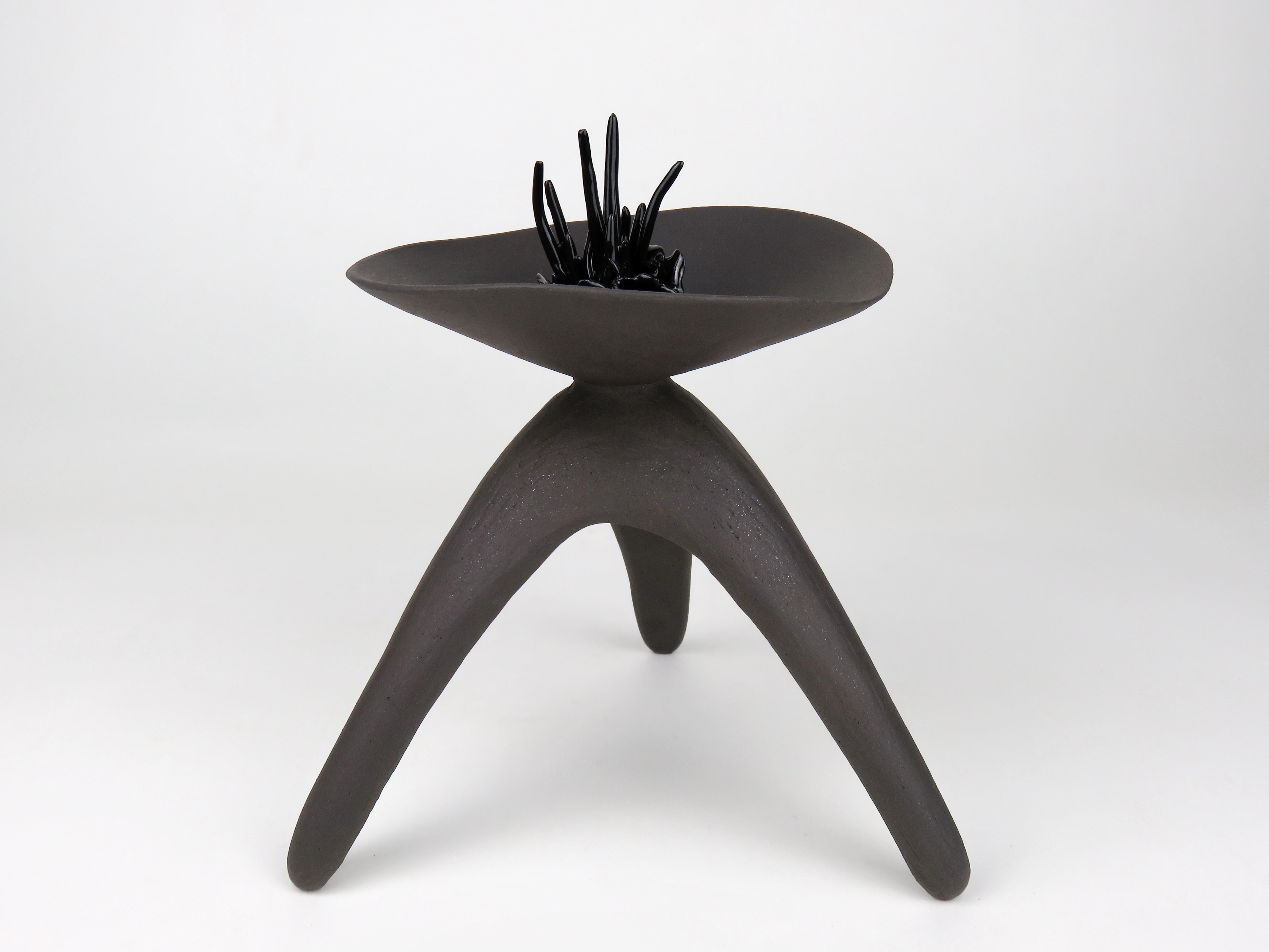 Escultura Challis de Cerámica Construida a Mano en Negro Mate con 