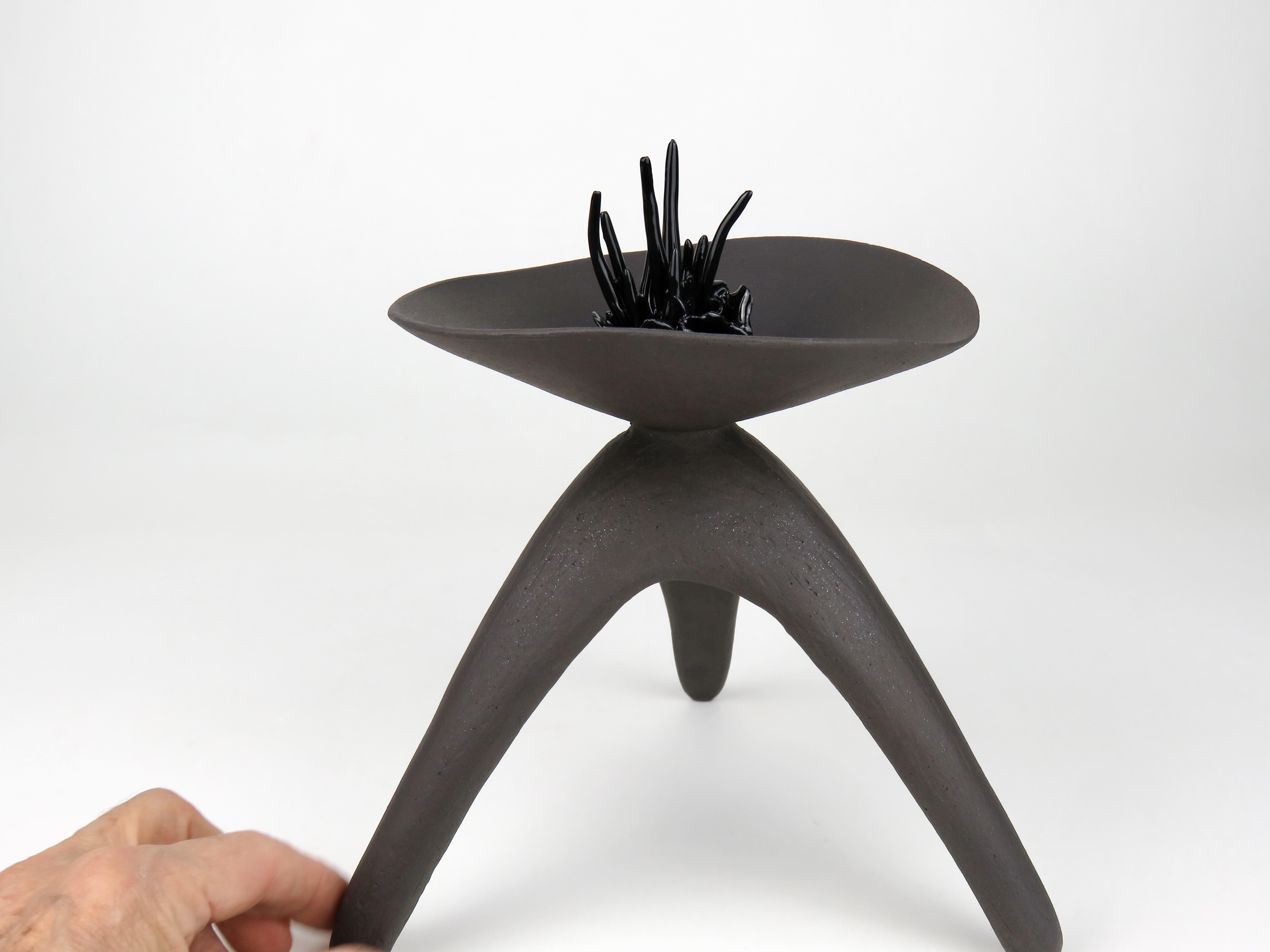Escultura Challis de Cerámica Construida a Mano en Negro Mate con 