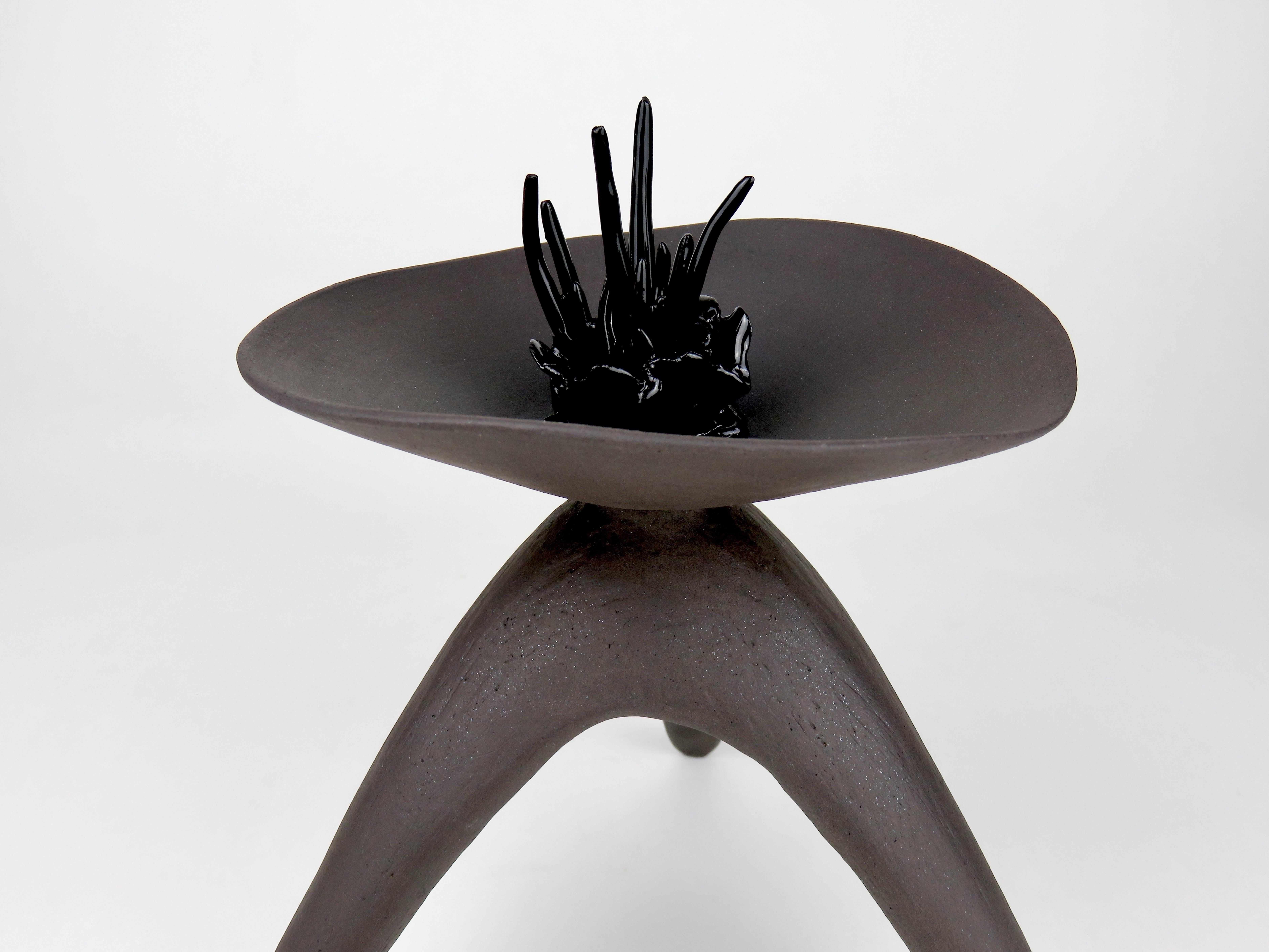 Escultura Challis de Cerámica Construida a Mano en Negro Mate con 