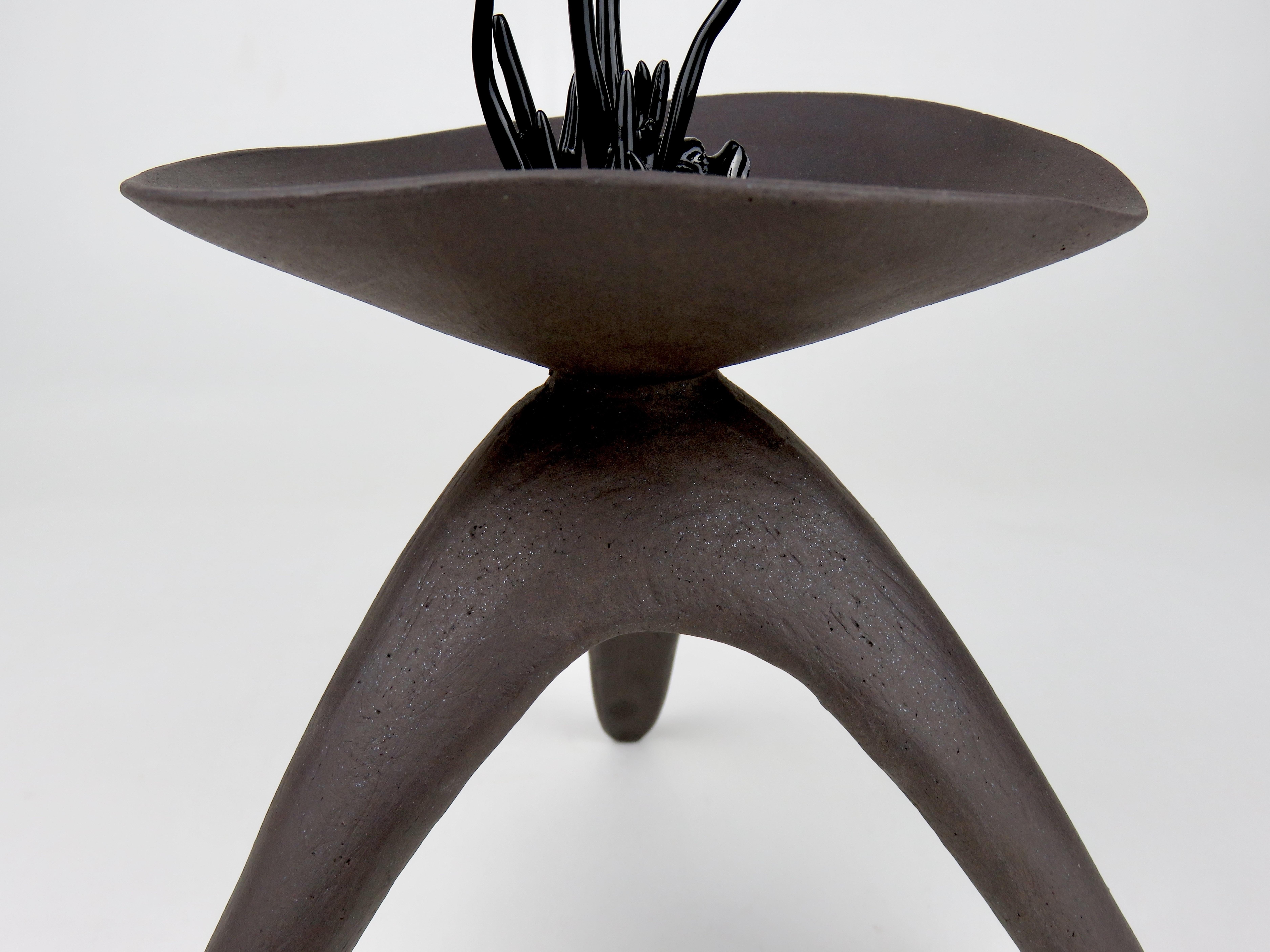 Escultura Challis de Cerámica Construida a Mano en Negro Mate con 